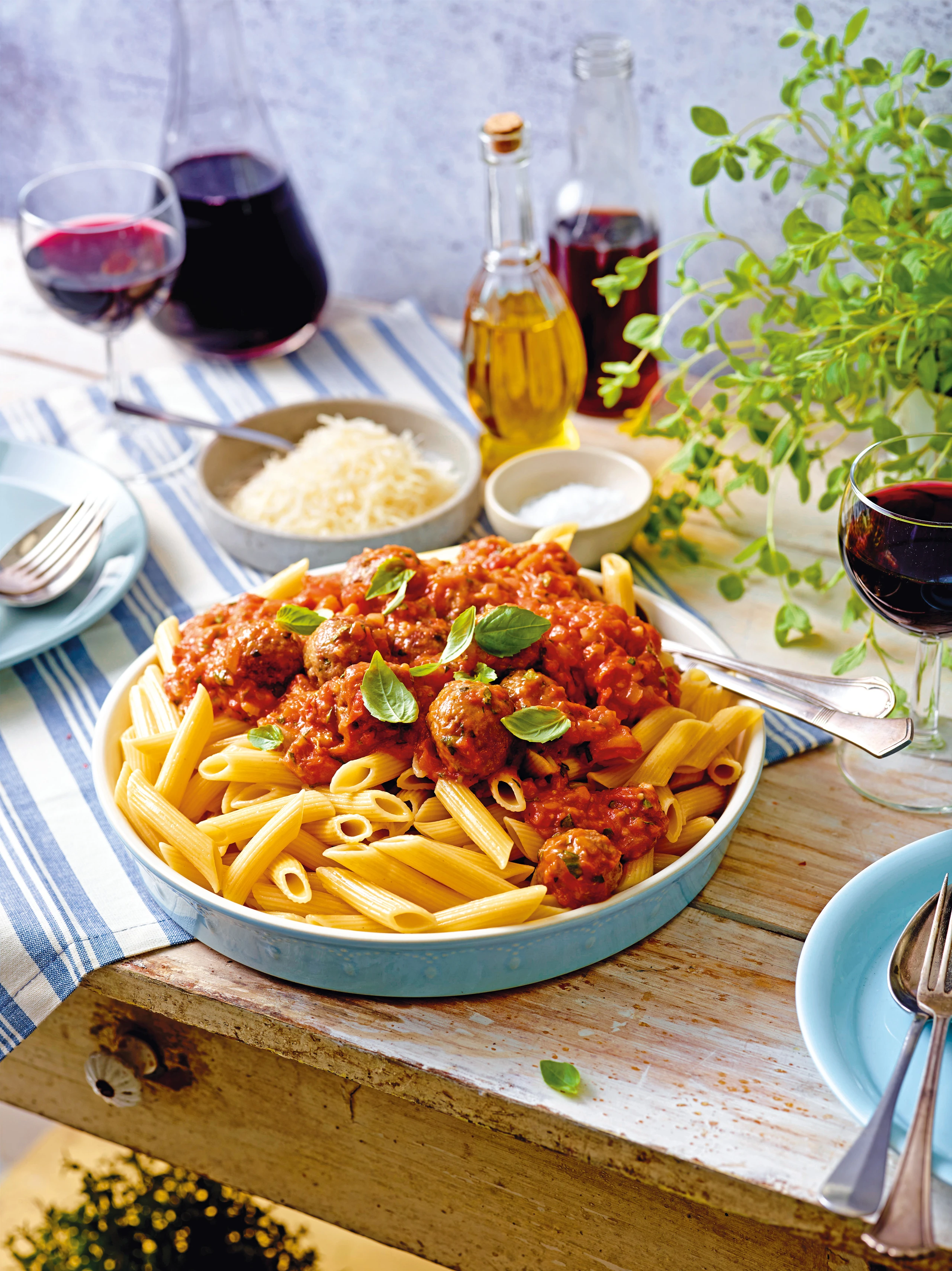 Penne mit Fleischbällchen und Paradeissauce