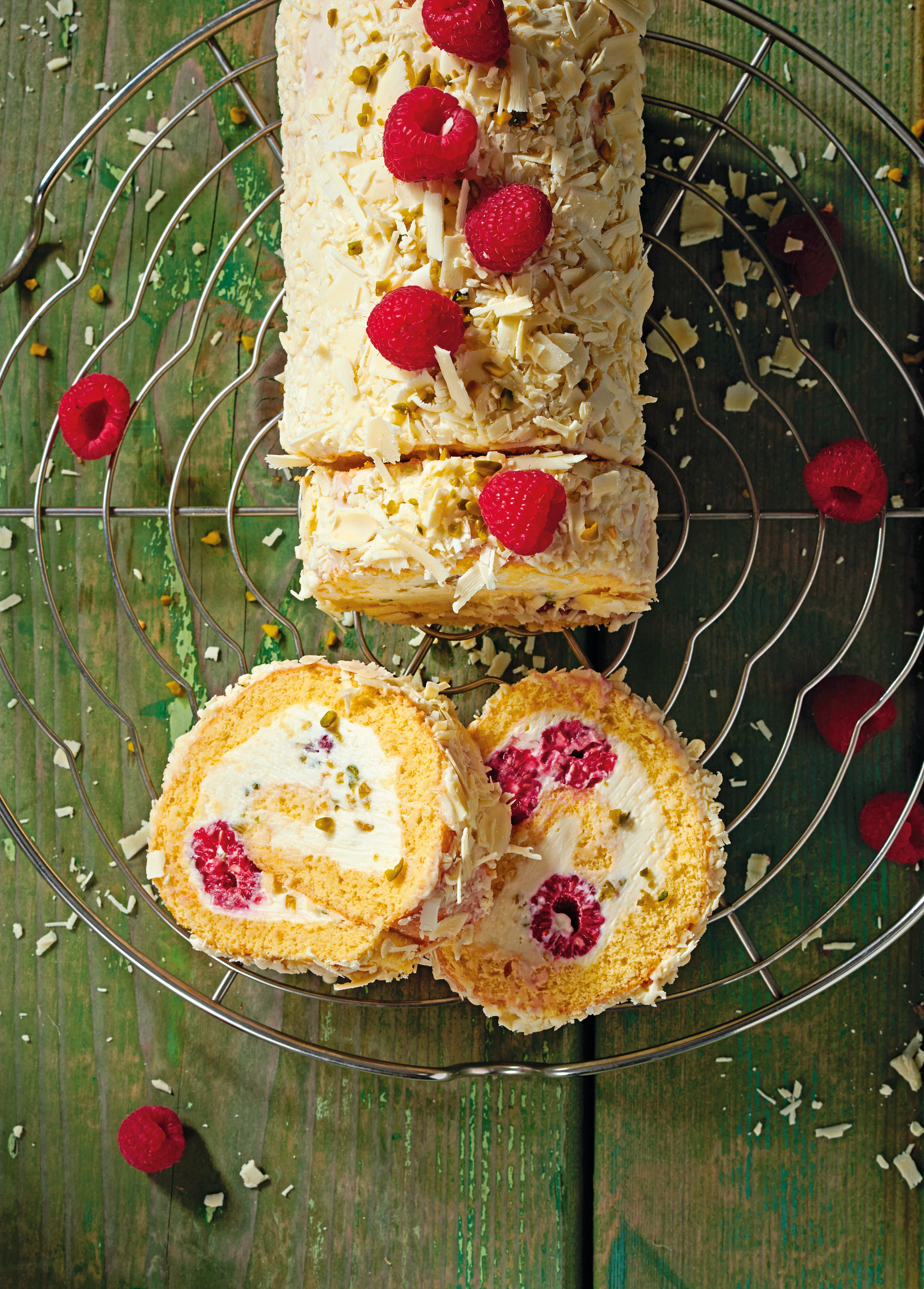 Weiße Schokoroulade mit Himbeeren & Pistazien