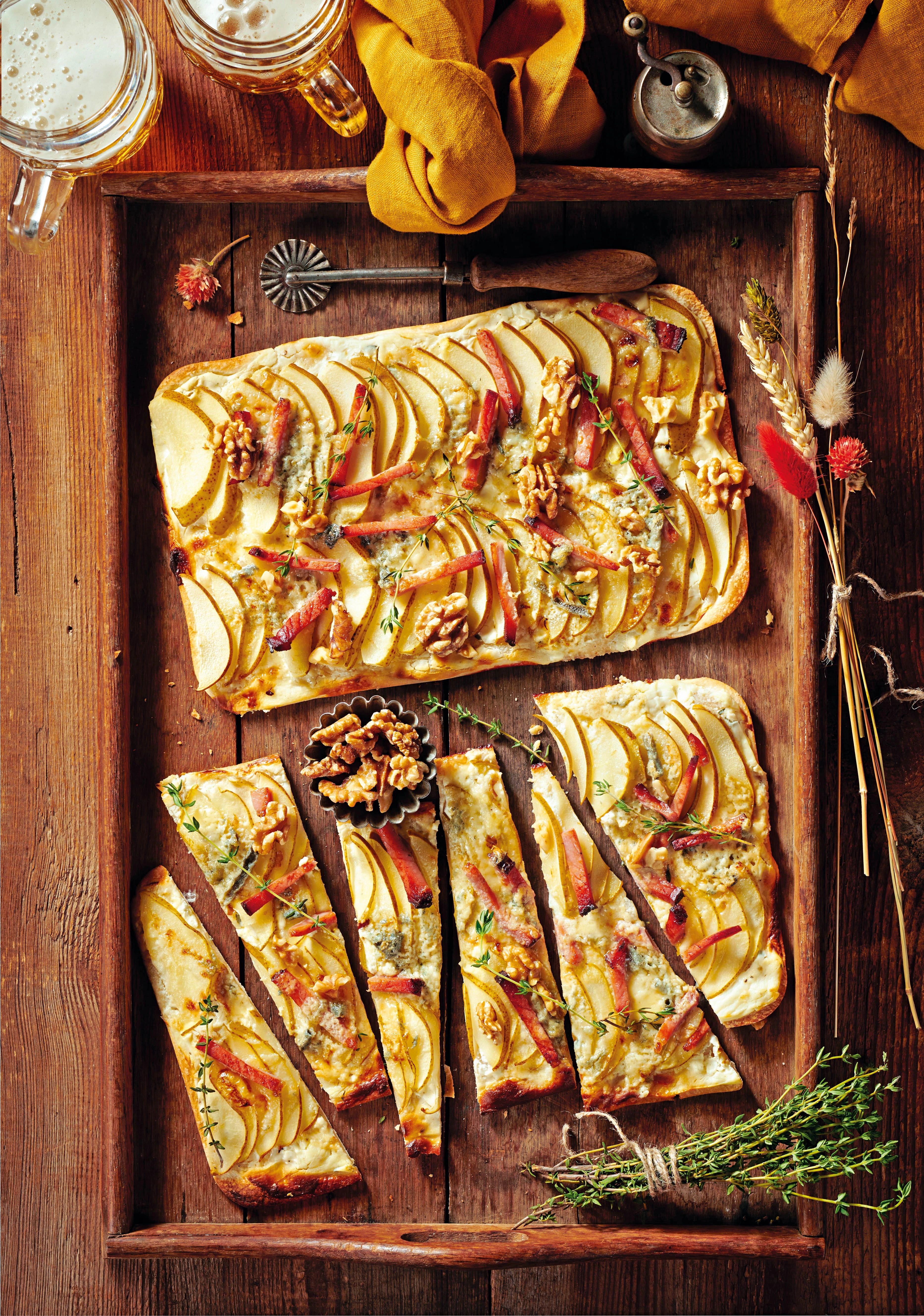 Flammkuchen mit Birnen, Gorgonzola und Speck • Rezept