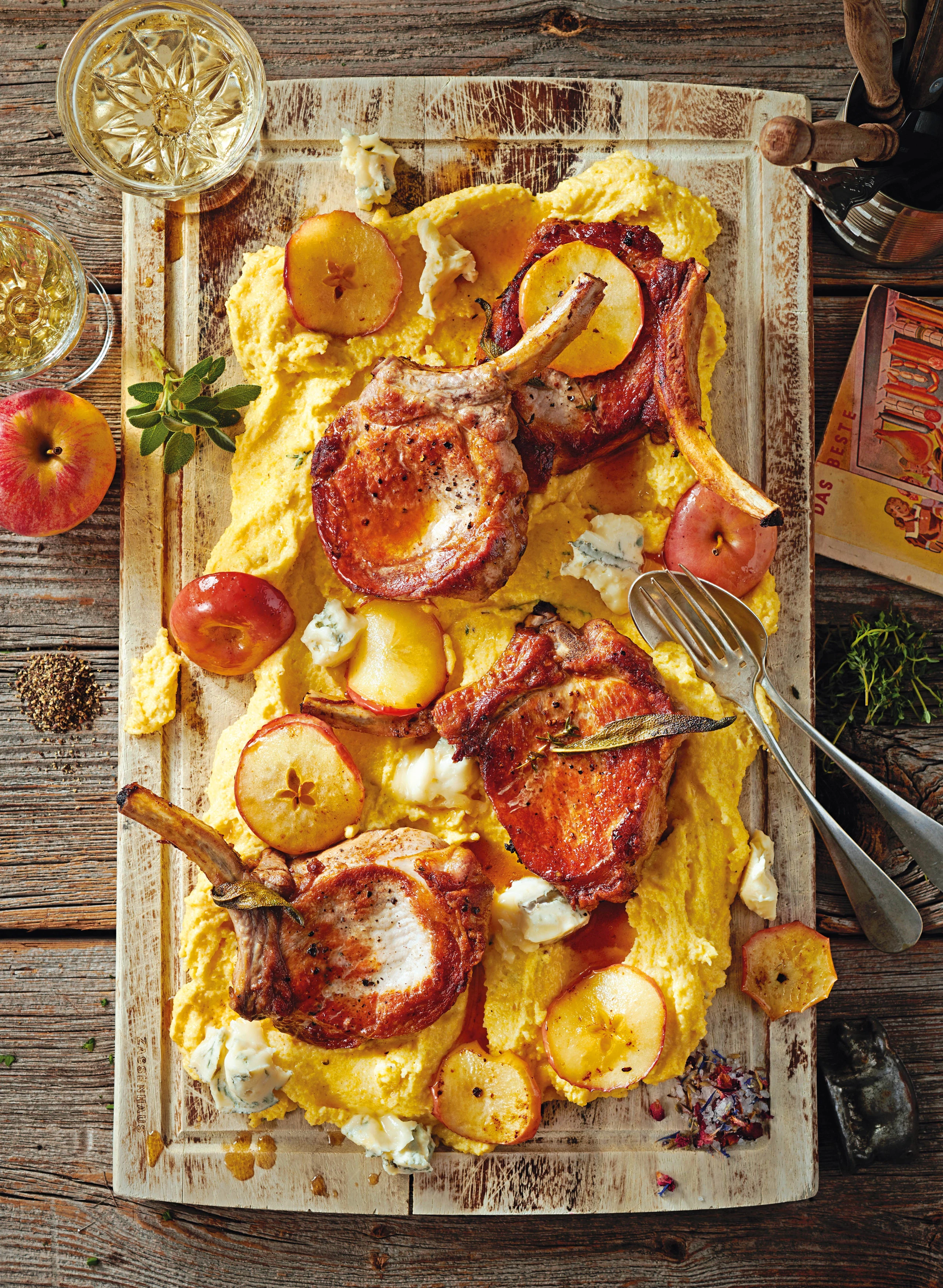 Schweinskoteletts mit Cider und cremiger Polenta
