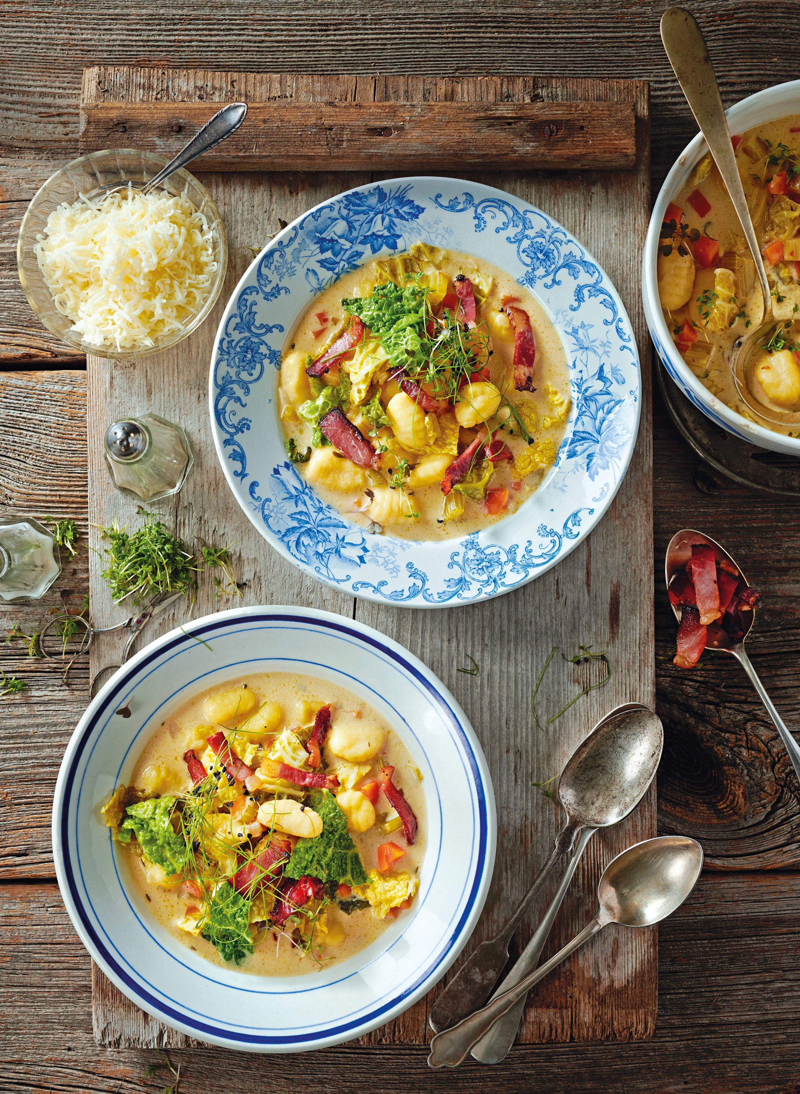 Gnocchi-Eintopf mit Gemüse und knusprigem Speck