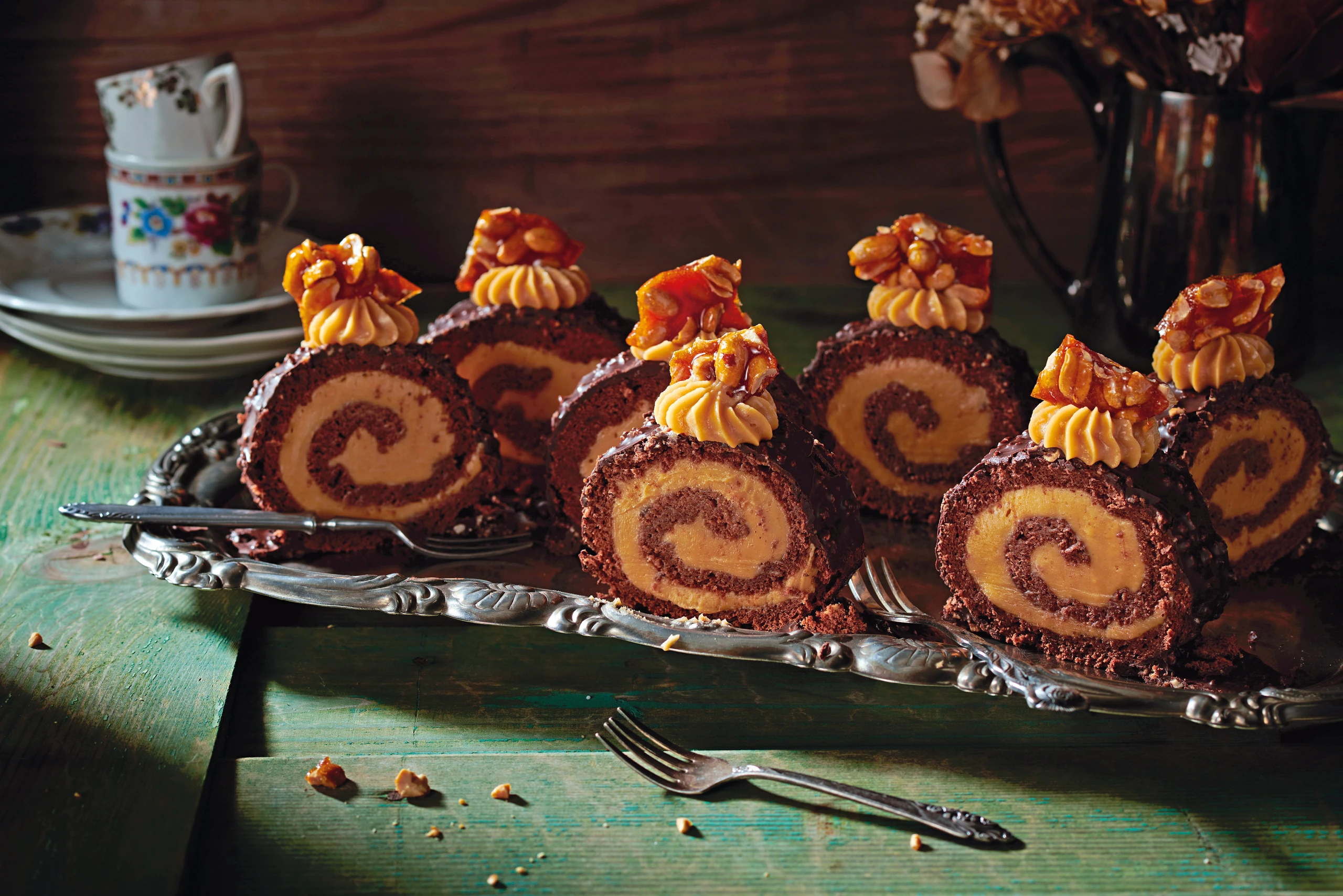 Erdnussbutter-Brownie-Roulade mit Karamell-Crunch