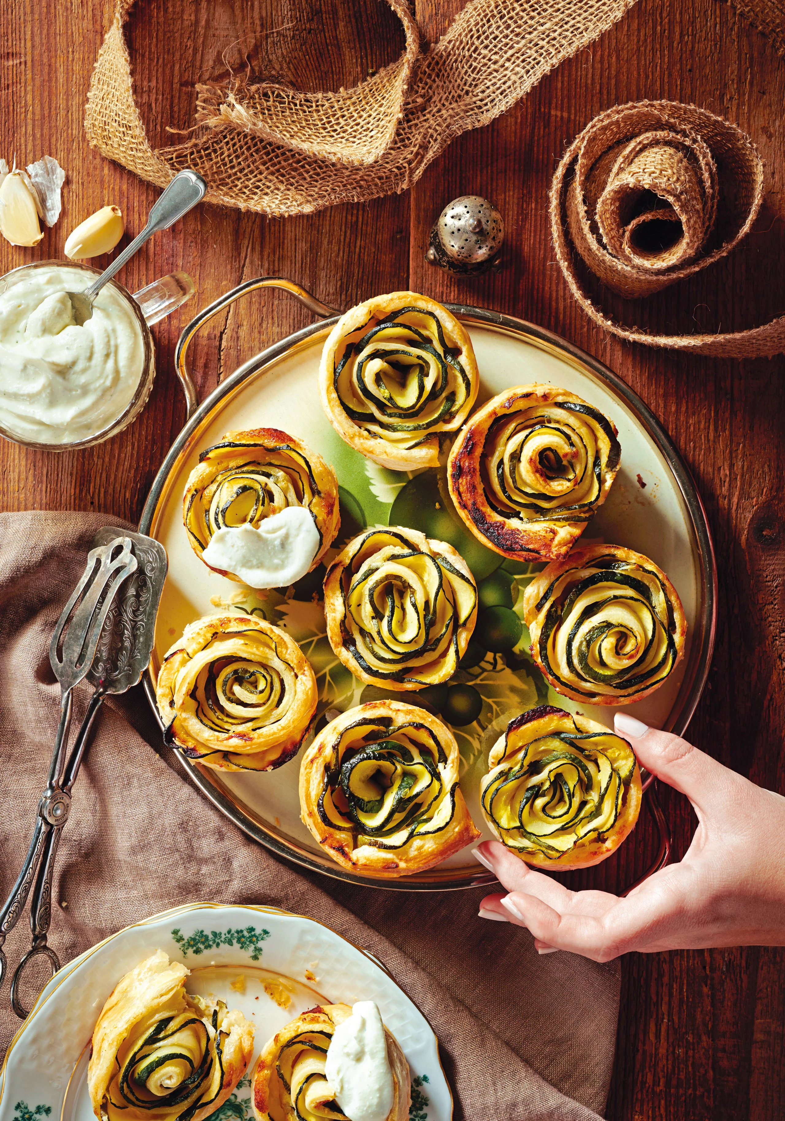 Zucchiniröschen mit Feta-Honigcreme