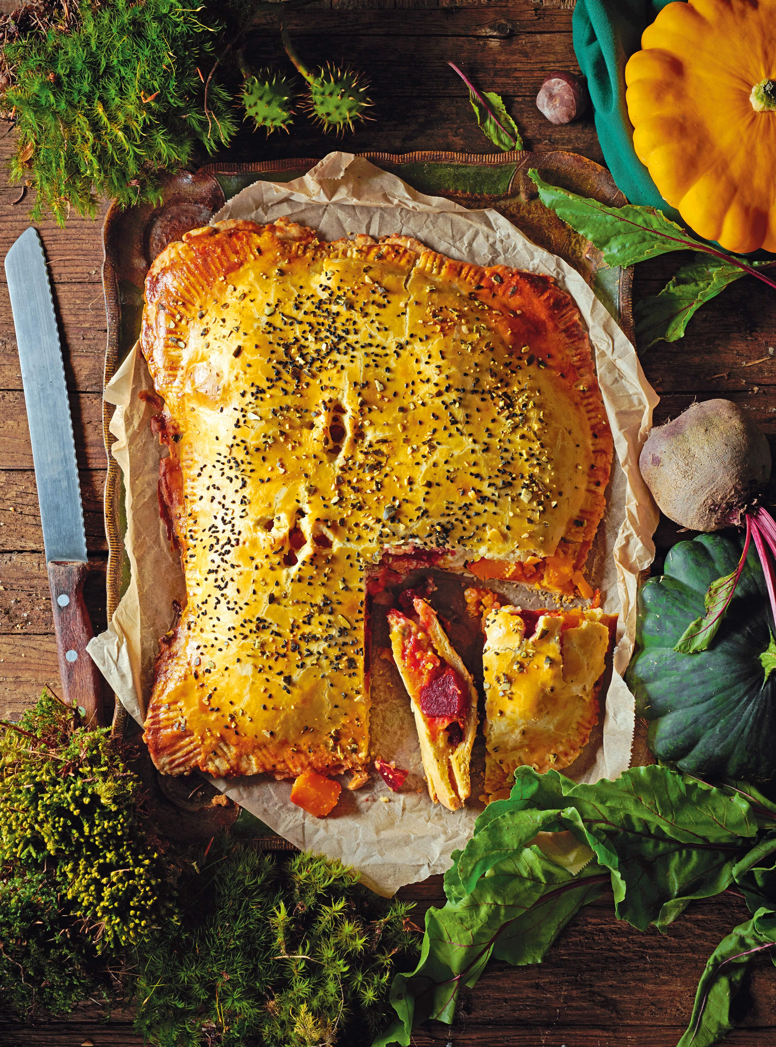Sauerrahm-Mürbteigkuchen mit Kürbis, Roten Rüben und Käse
