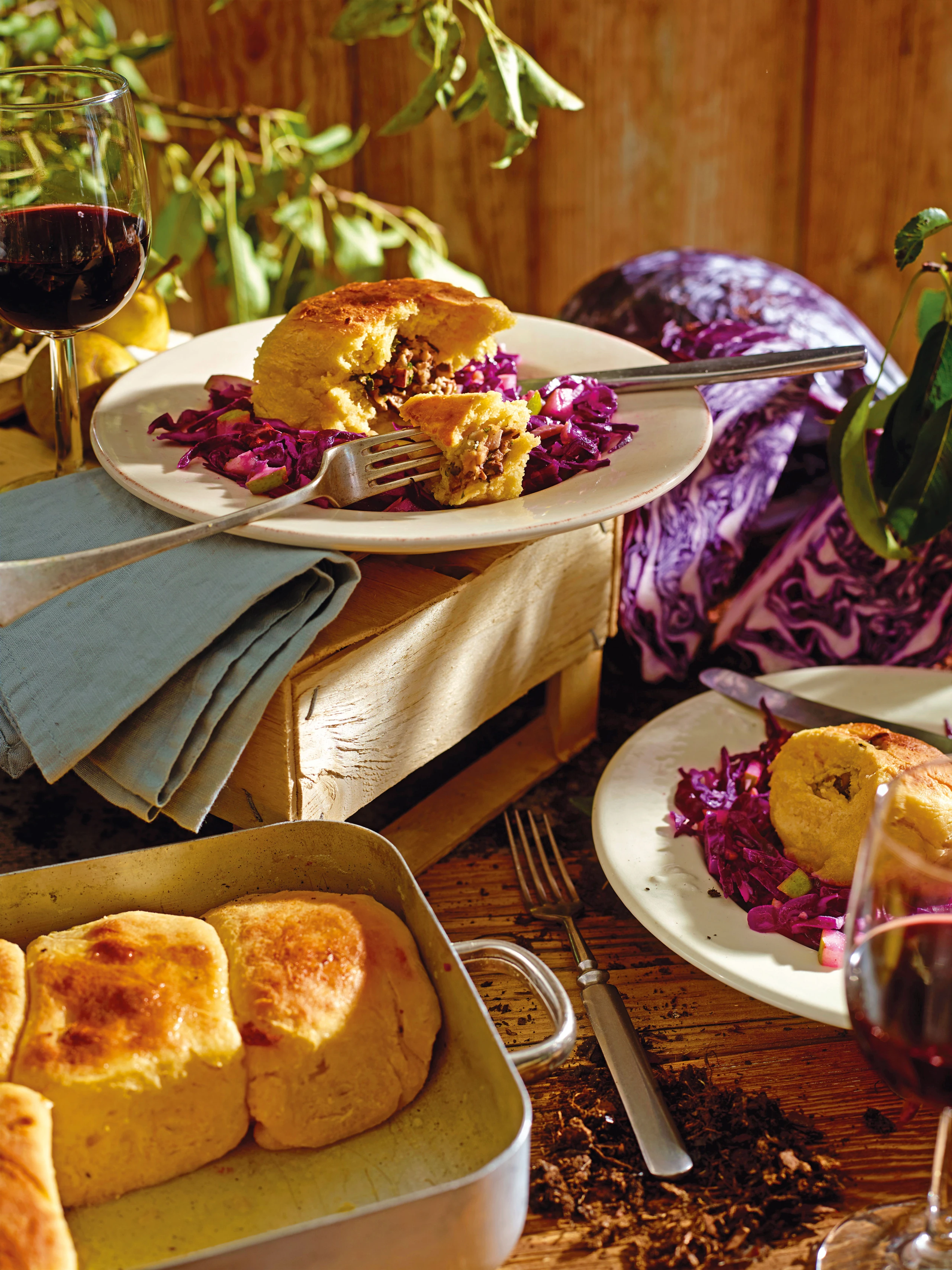 Erdäpfelbuchteln mit Champignonfülle und Rotkrautsalat