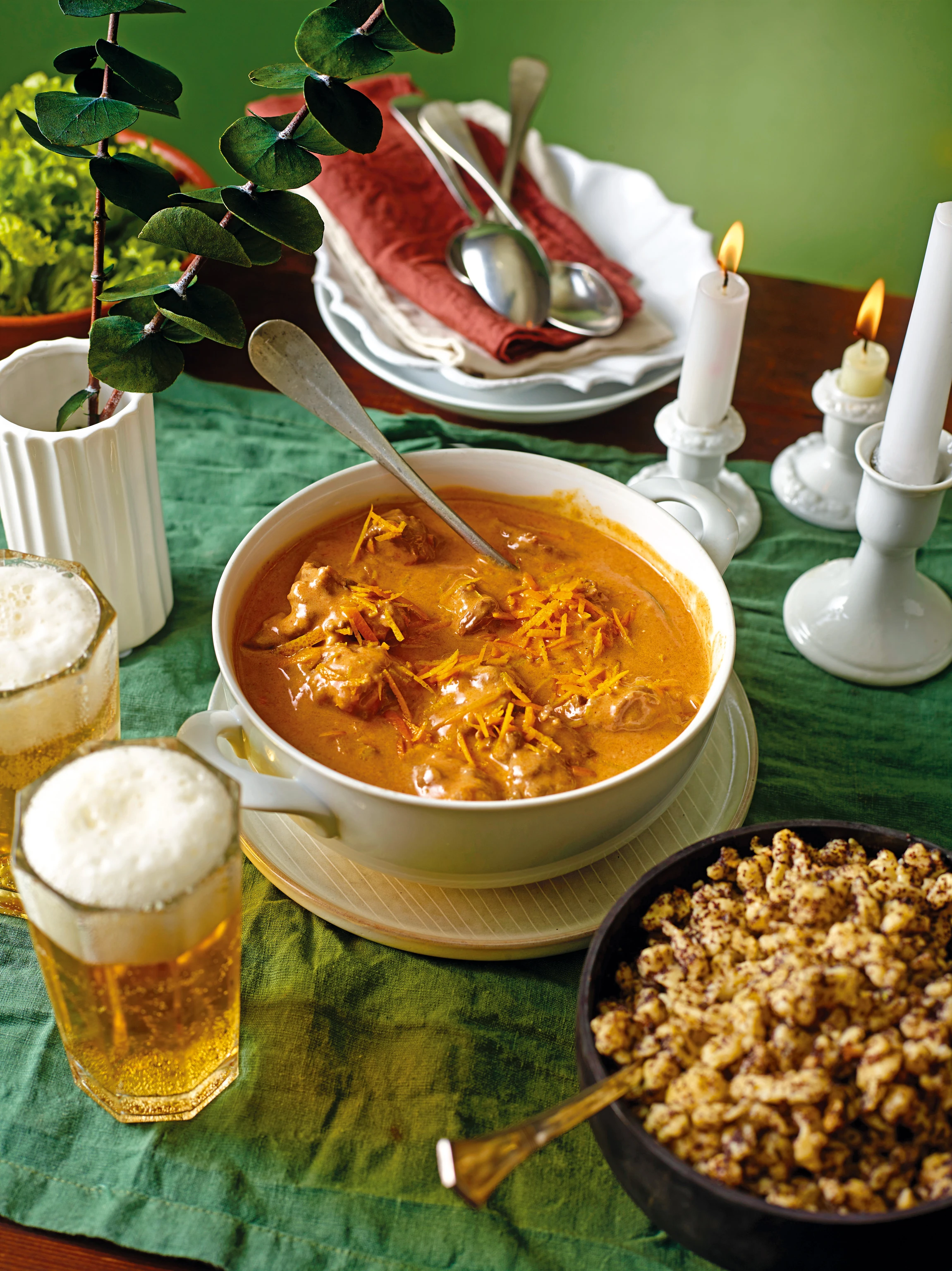 Ganslgulasch mit Mohnnockerln und Salat