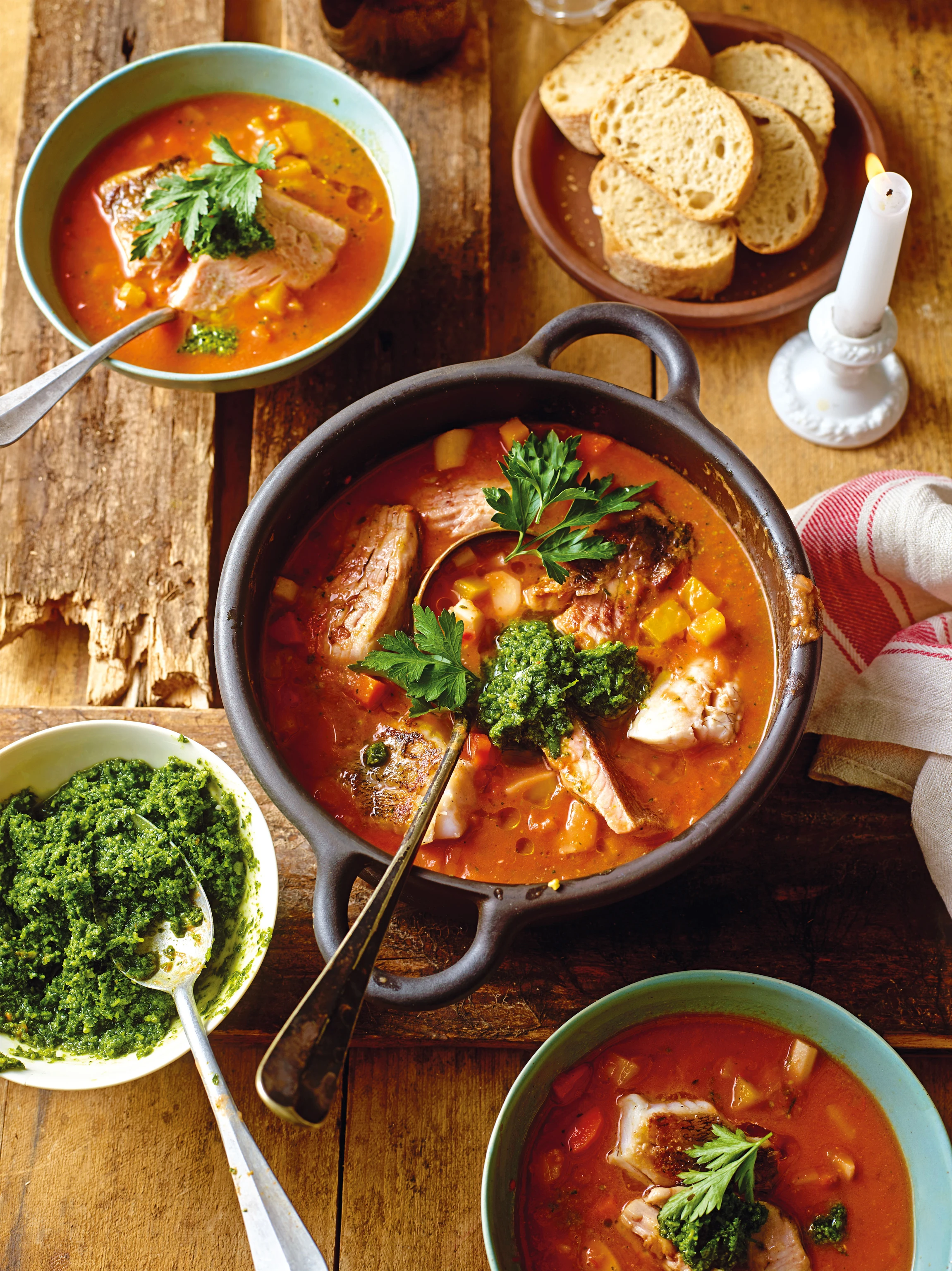 Paradeis-Kokossuppe mit Fischen und Petersilpesto