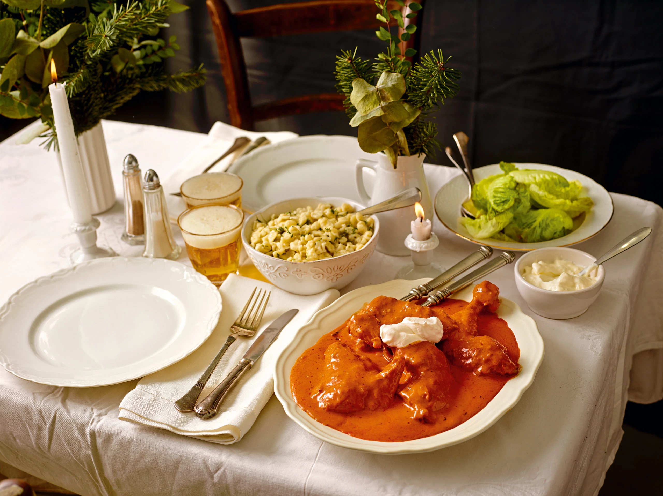 Paprikahendl mit Butternockerln und Salat