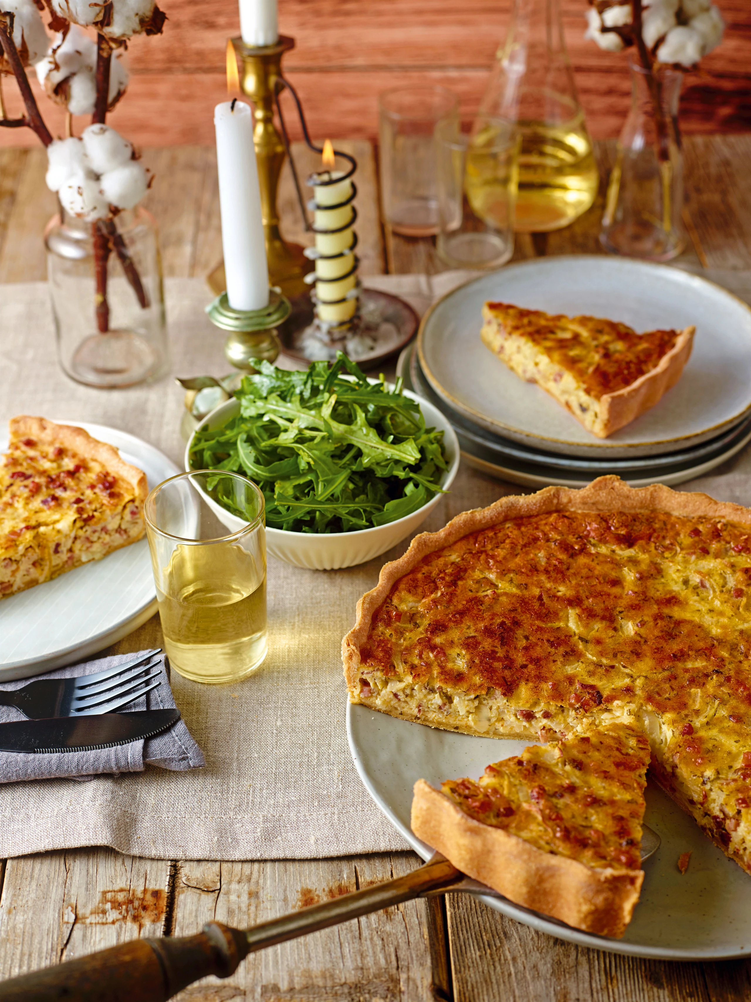 Käsetarte mit Speck und Rucolasalat