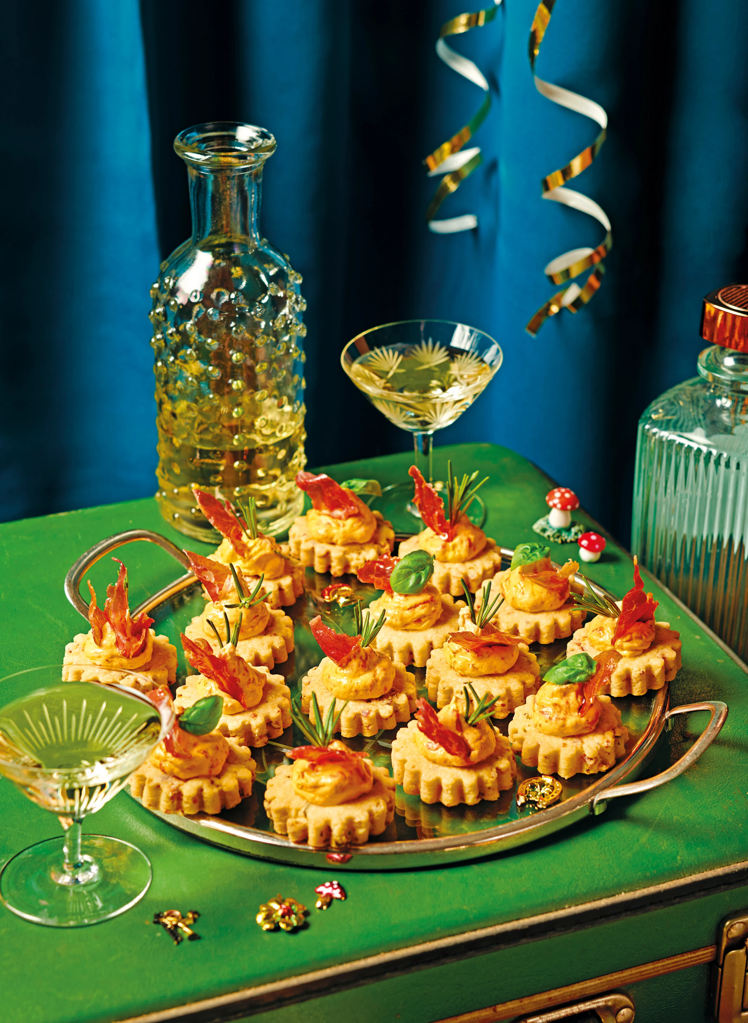 Parmesan-Cracker mit Ajvarcreme und Speck
