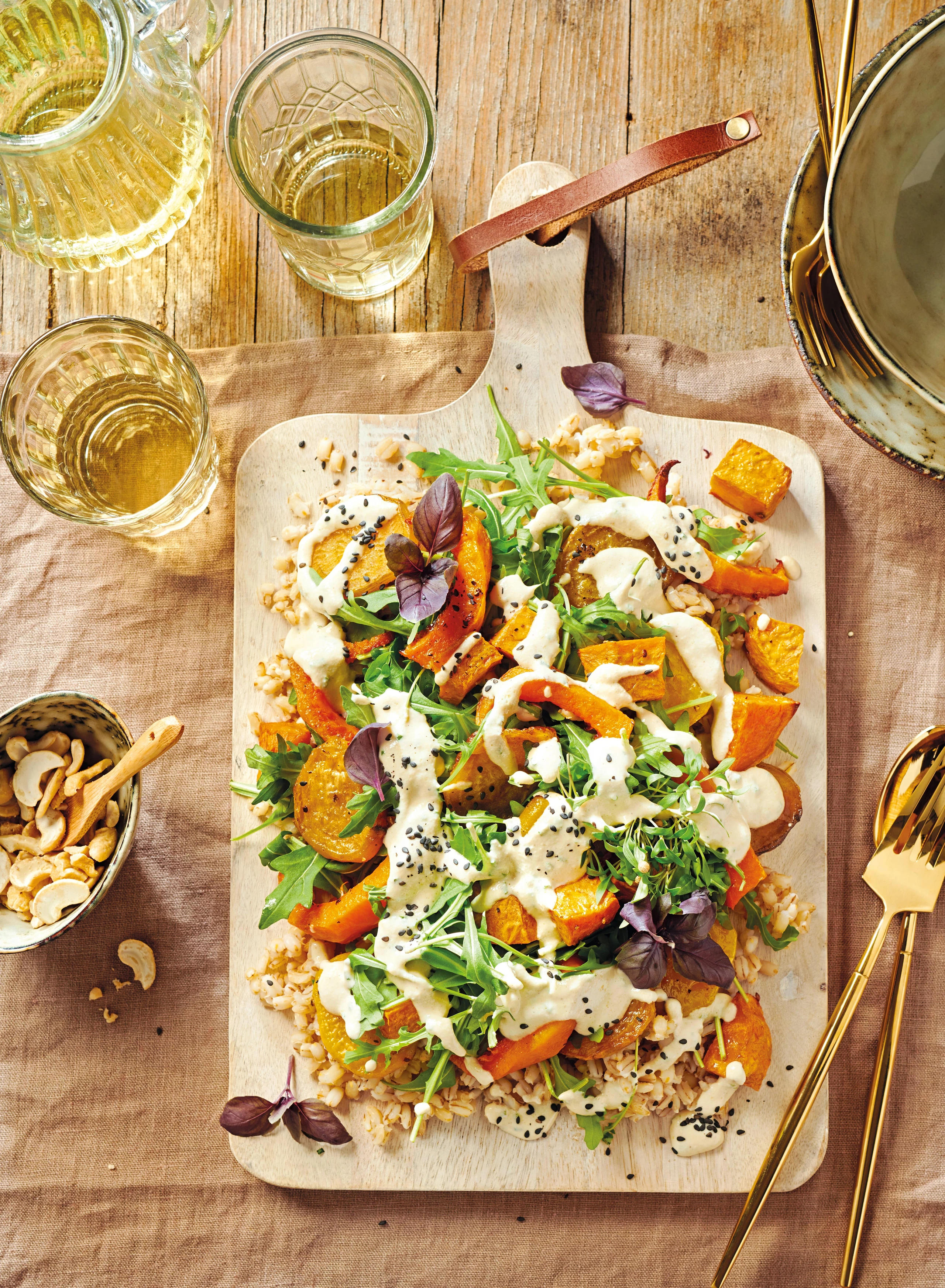 Gemüsesalat mit Gerste und Cashewdressing