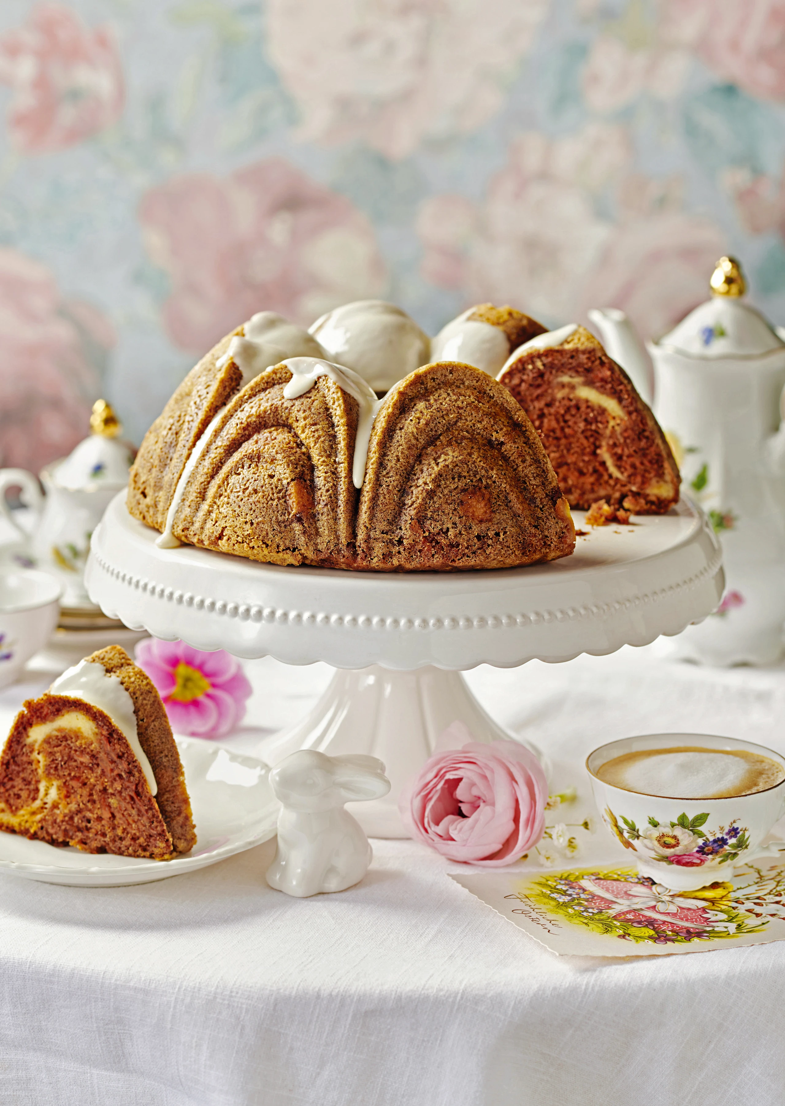 Karotten-Gugelhupf mit Cheesecake-Swirl