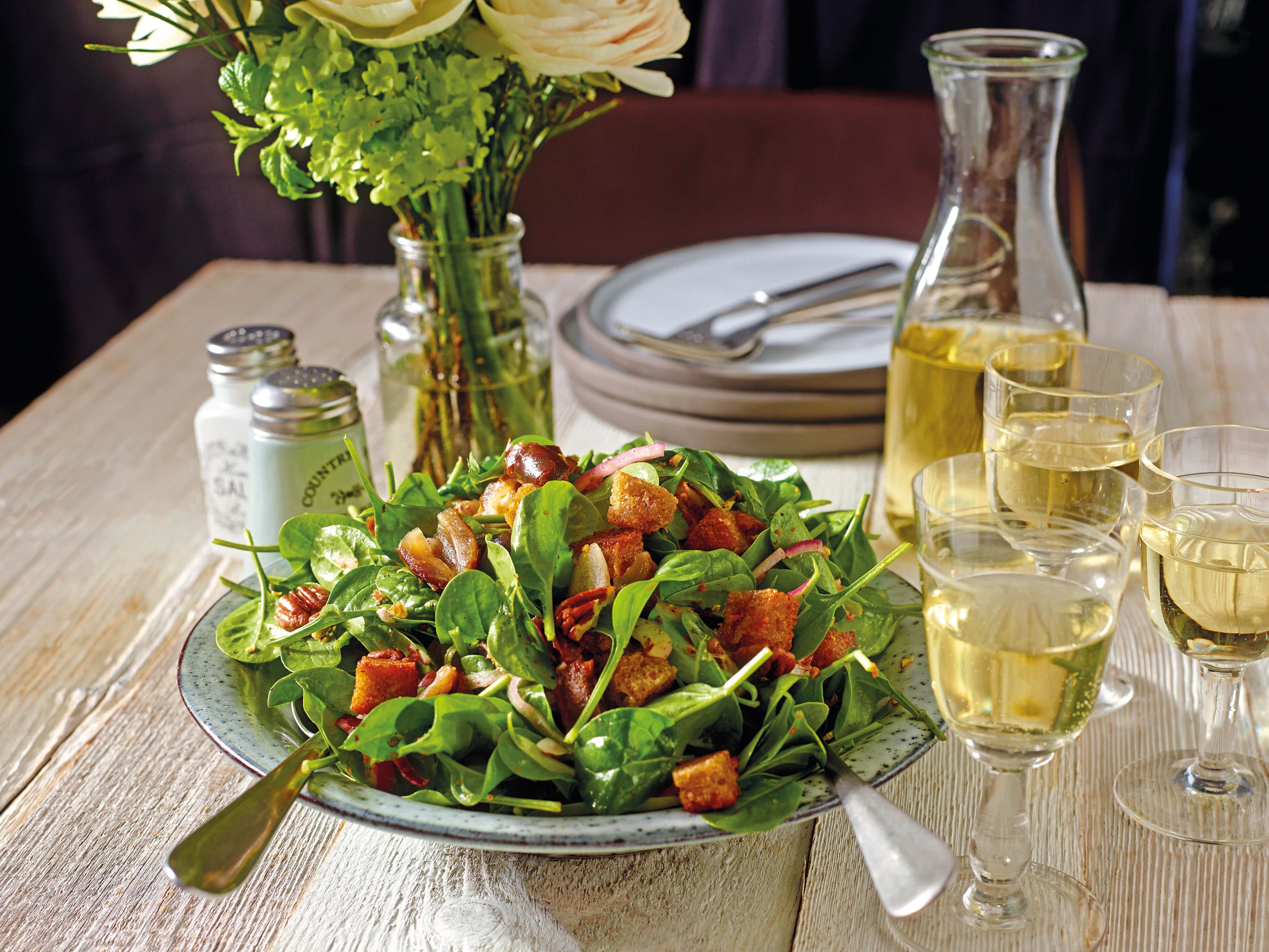 Spinatsalat mit Datteln und Knusperbrot