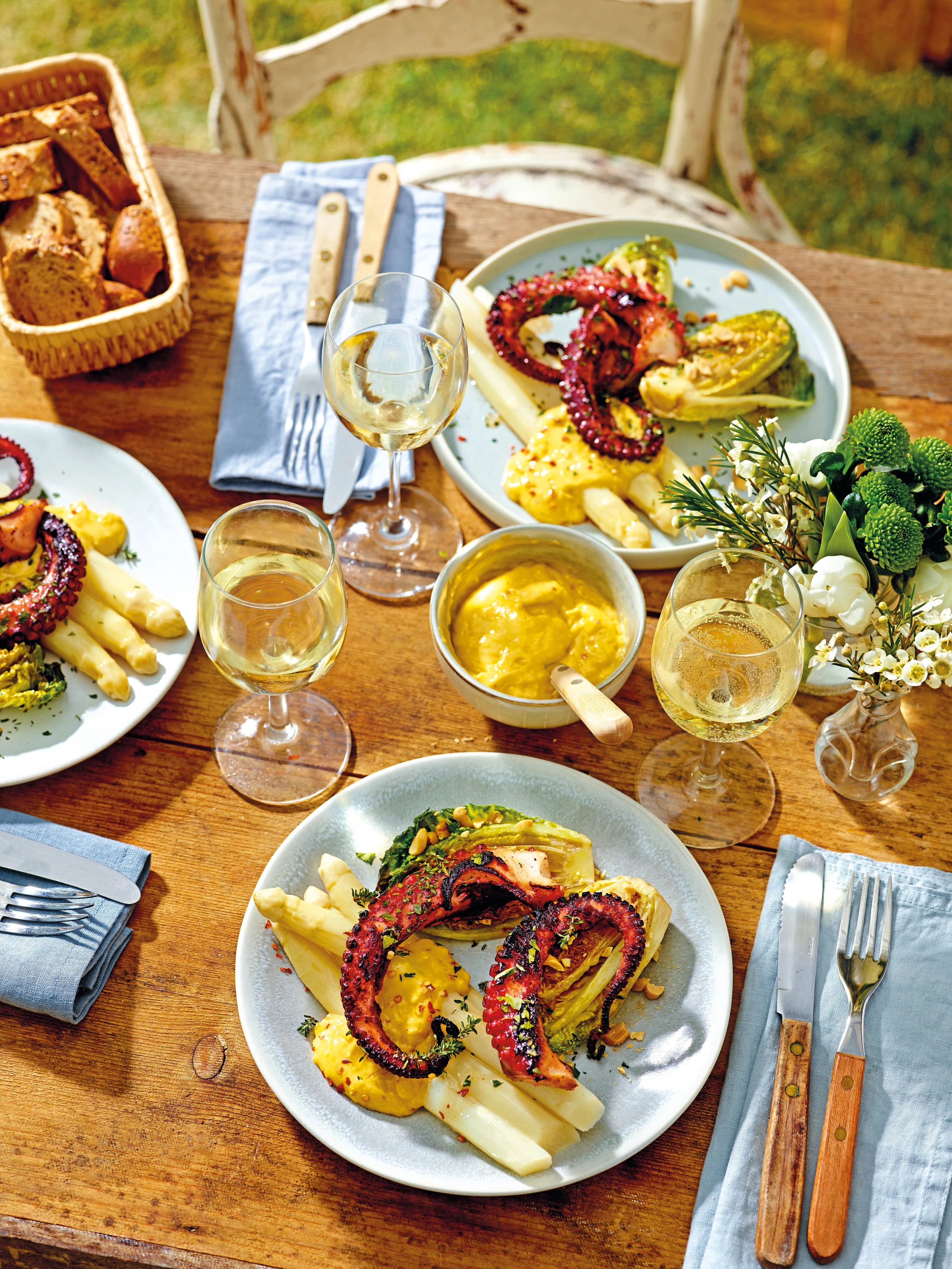 Oktopus mit Honig-Chilimarinade, Spargel und Limettenaioli