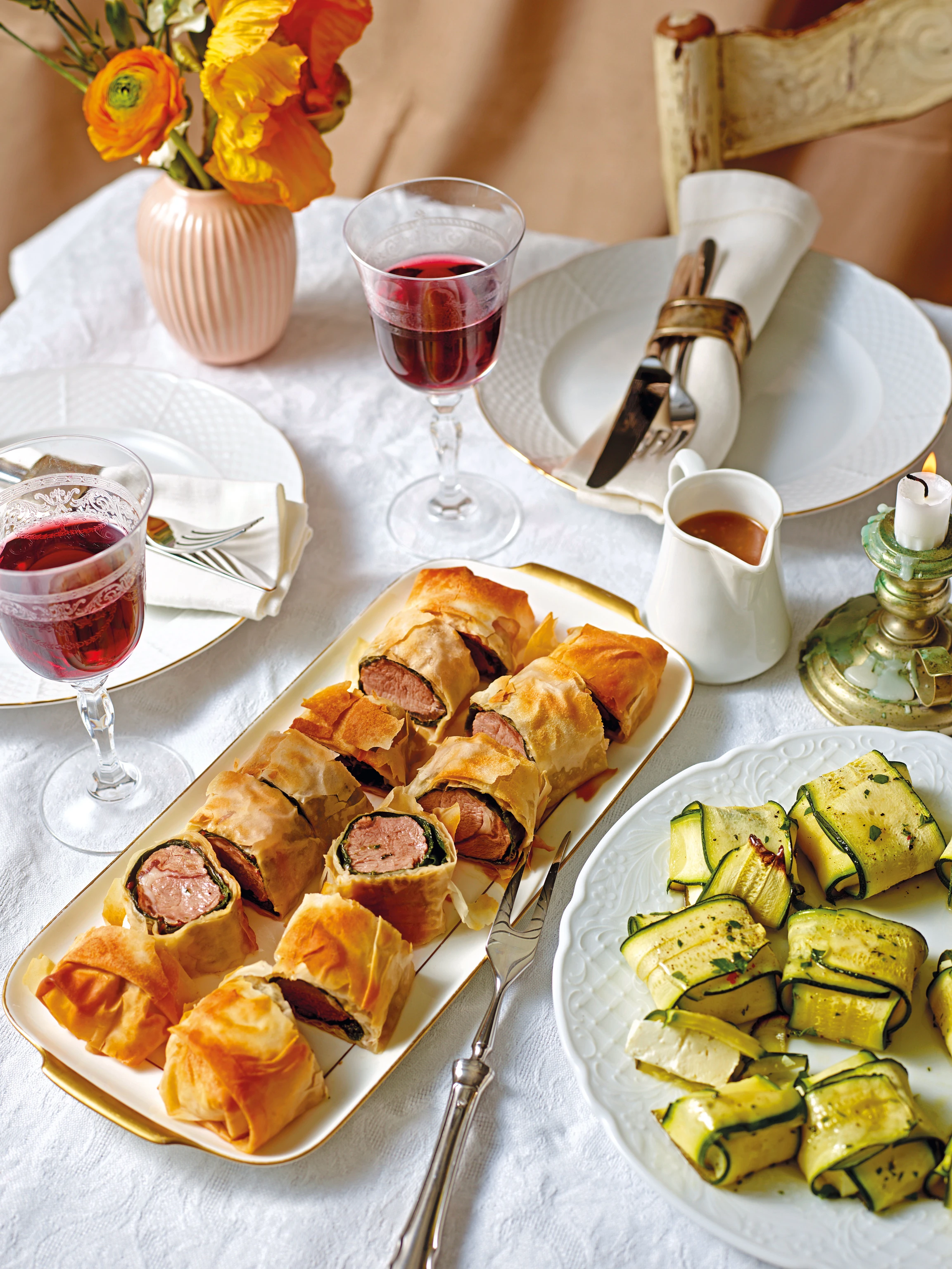 Lammrückenfilet im Strudelteig mit Zucchini-Feta-Päckchen