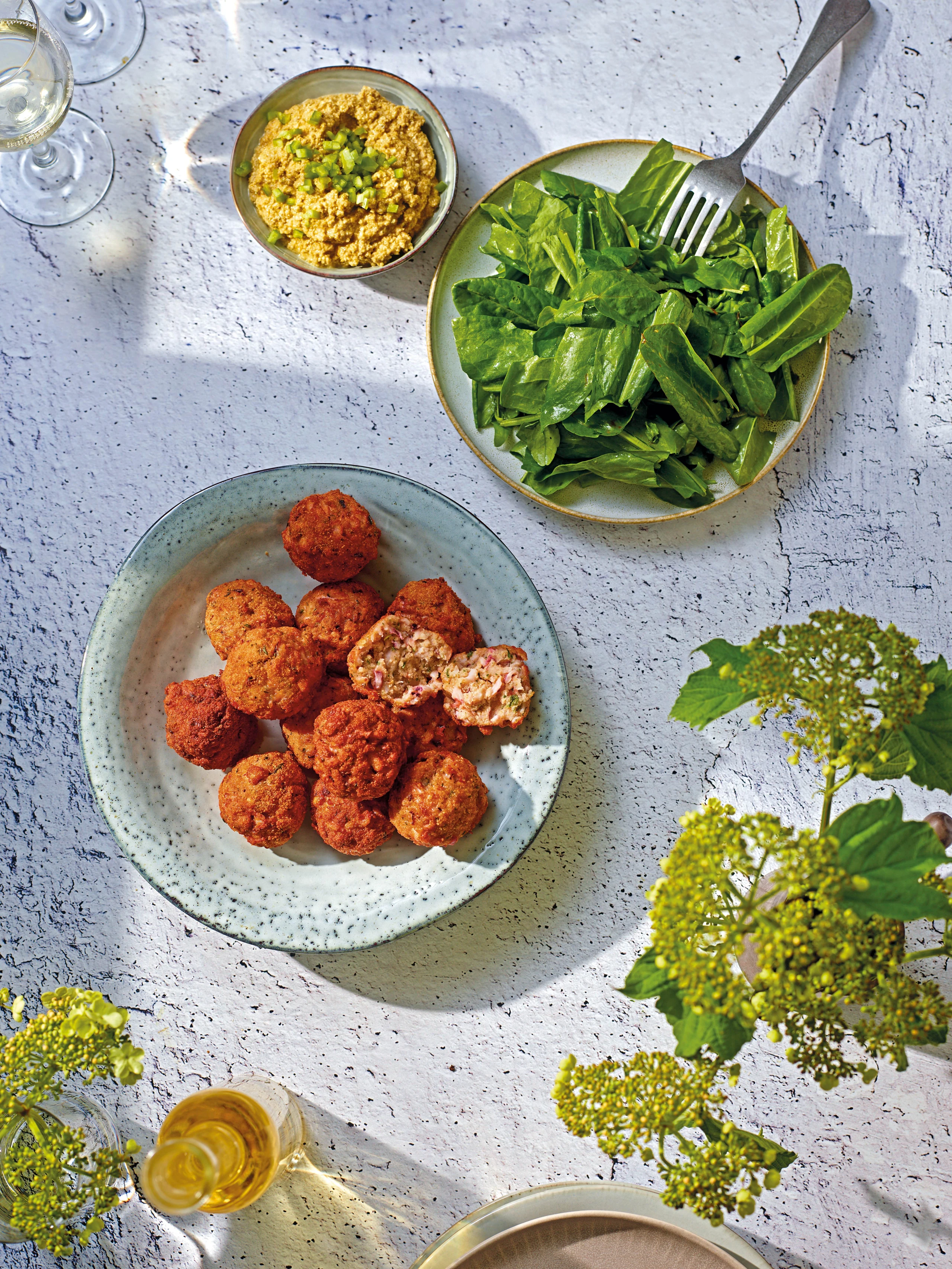 Calamaribällchen mit Paprikahummus und Sauerampfersalat
