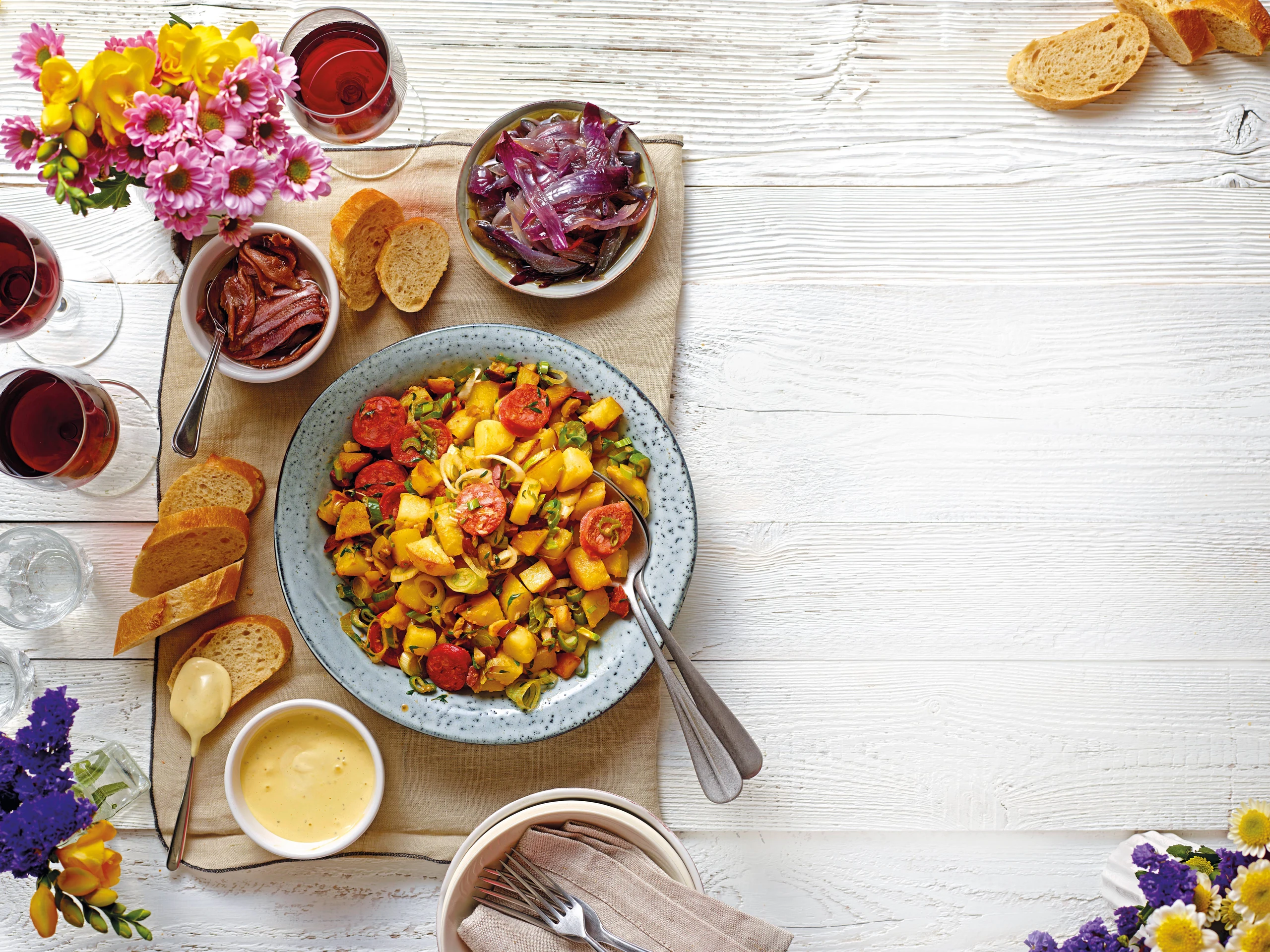 Gebratener Erdäpfelsalat mit Chorizo und Karamellzwiebeln, dazu Aioli