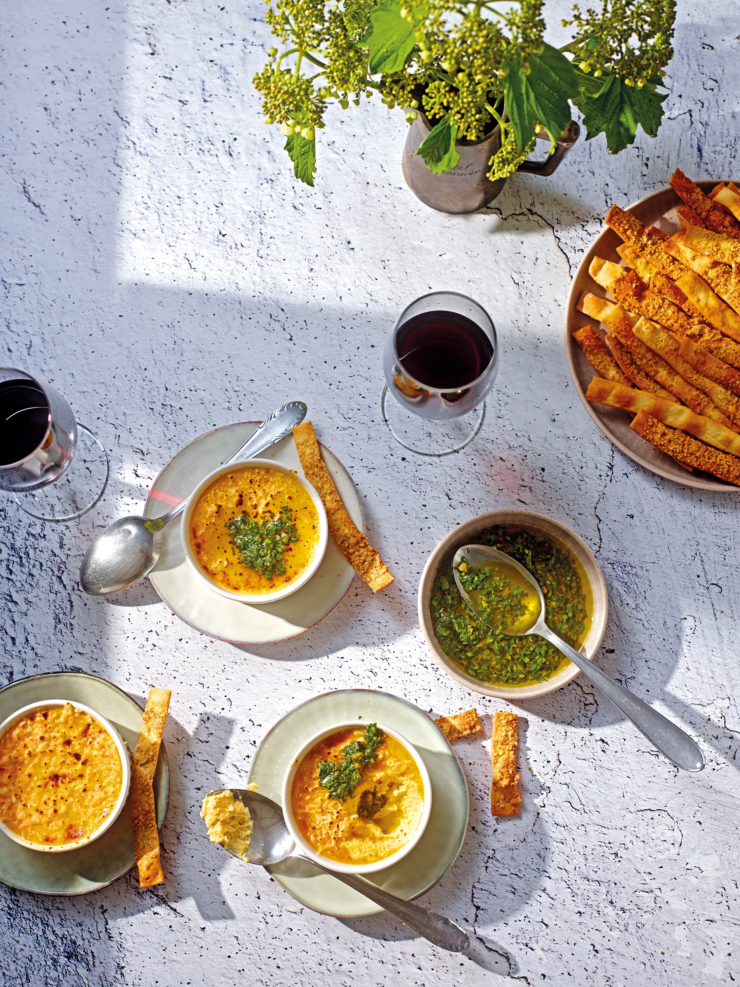 Parmesan-Crème-brûlée mit Basilikumsalsa