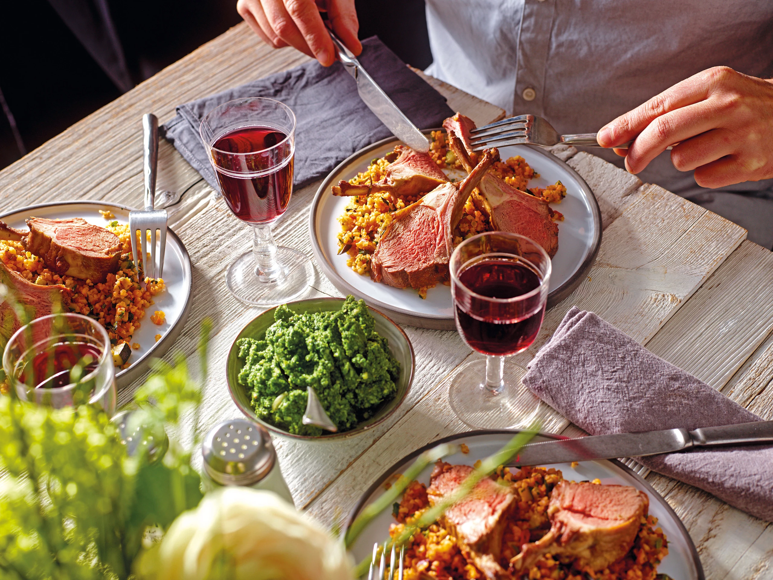 Lammracks mit Spinatpesto und Gemüsebulgur