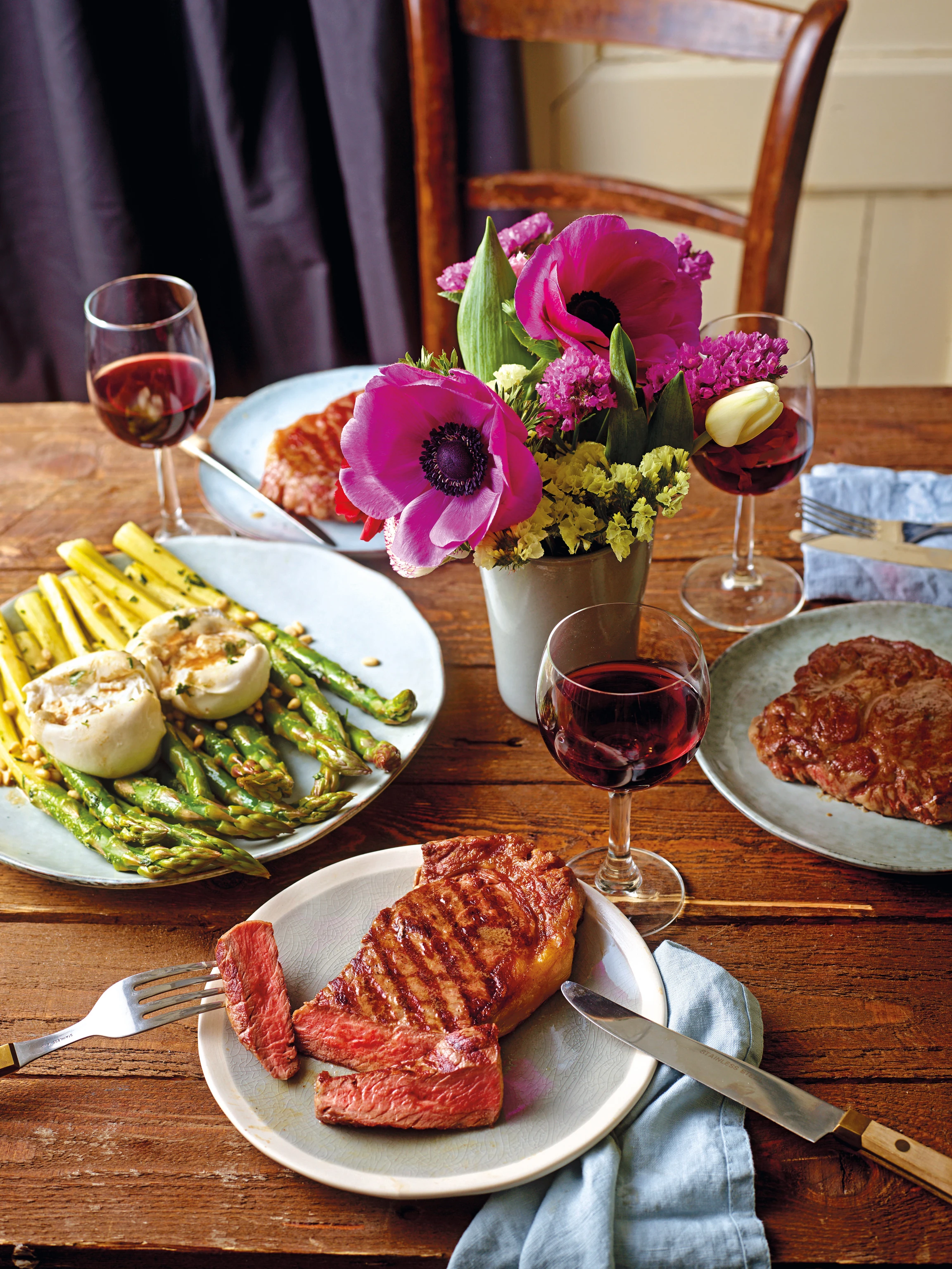 Rib-Eye-Steak mit grünem Spargel