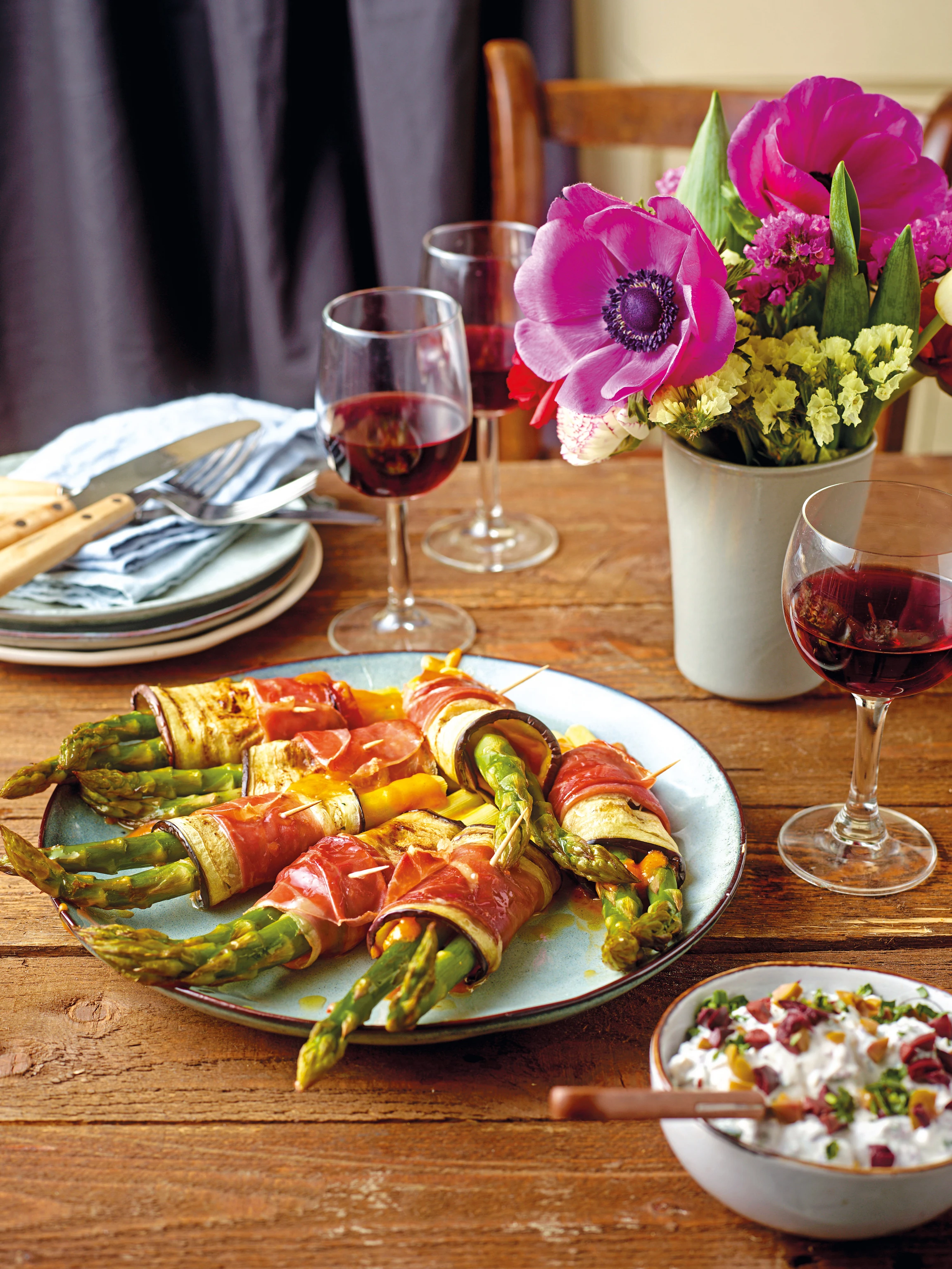 Melanzani-Spargelröllchen mit Prosciutto