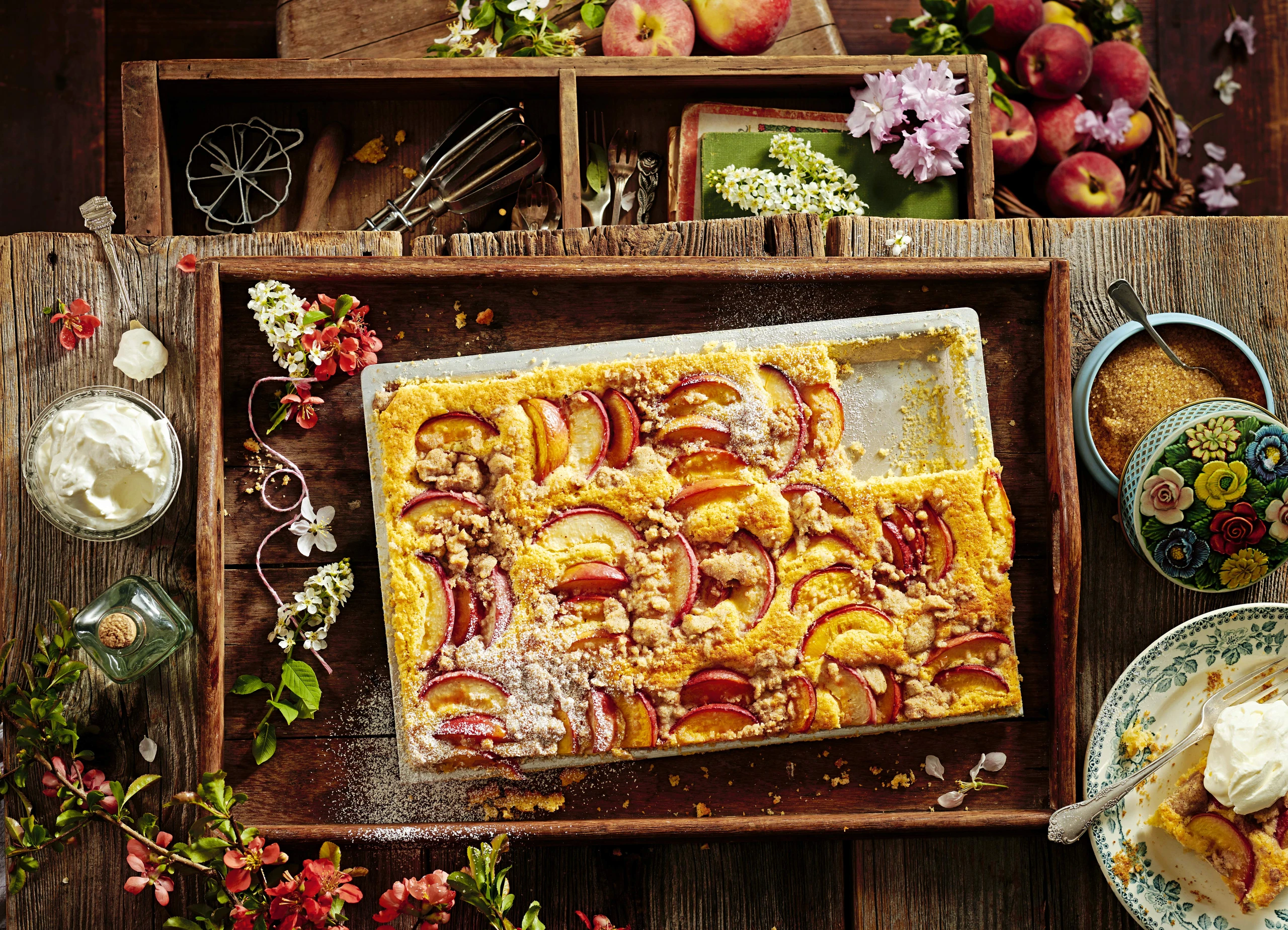 Buttermilch-Blechkuchen mit Nüssen und Pfirsichen