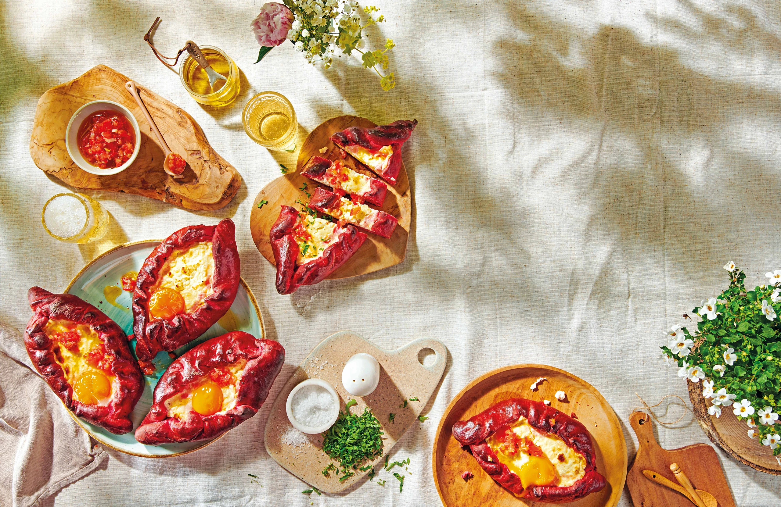 Rote-Rüben-Khachapuri mit Paradeiser-Knoblauch-Salsa