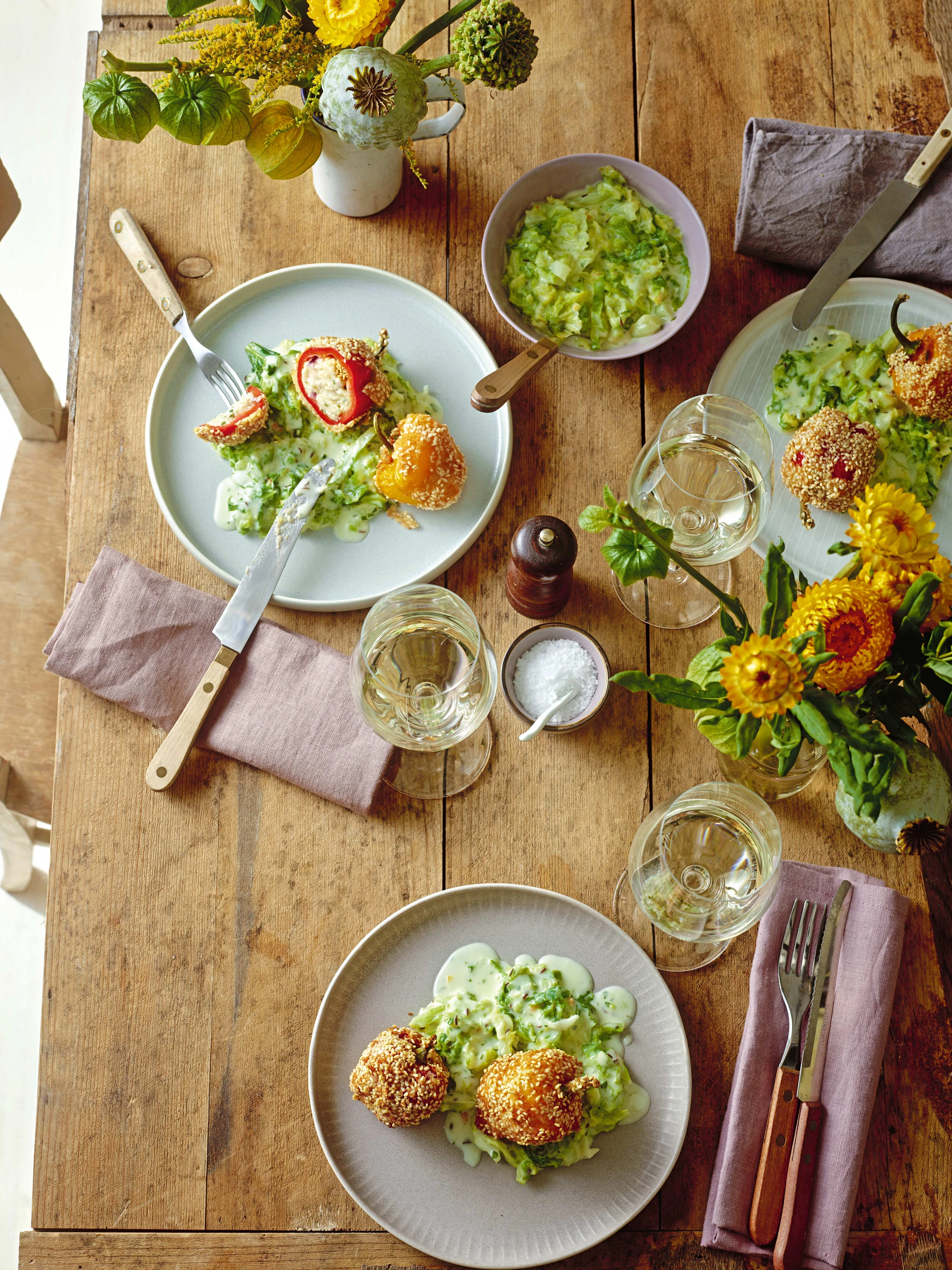 Panierte Mini-Paprika mit Gorgonzolafülle auf Rahmkohl