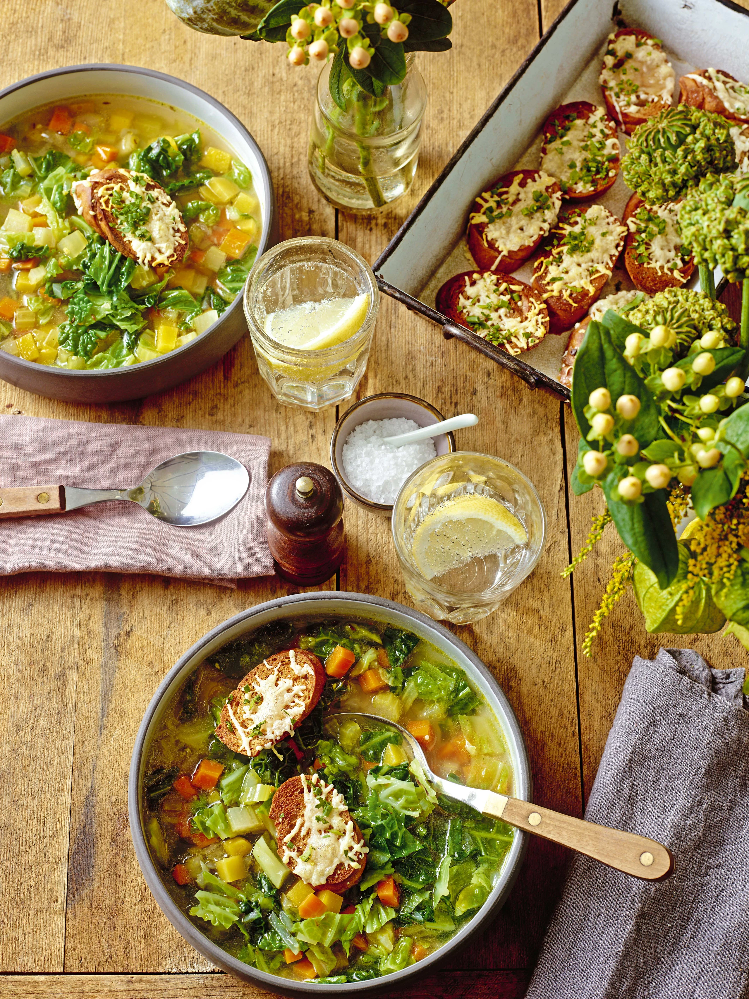 Kohl-Gemüsesuppe mit Käsetoasts