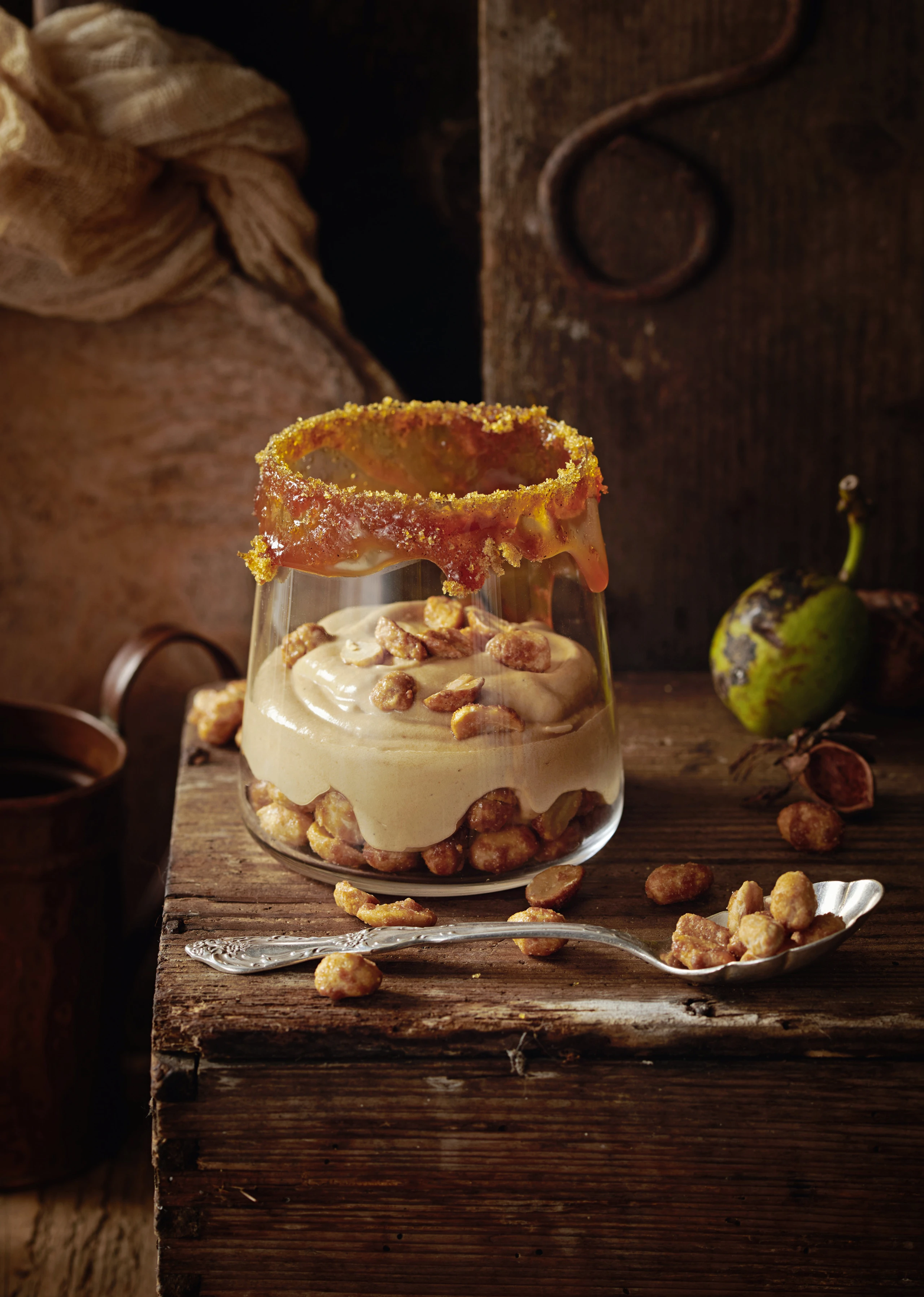 Karamellmousse mit gebrannten Erdnüssen