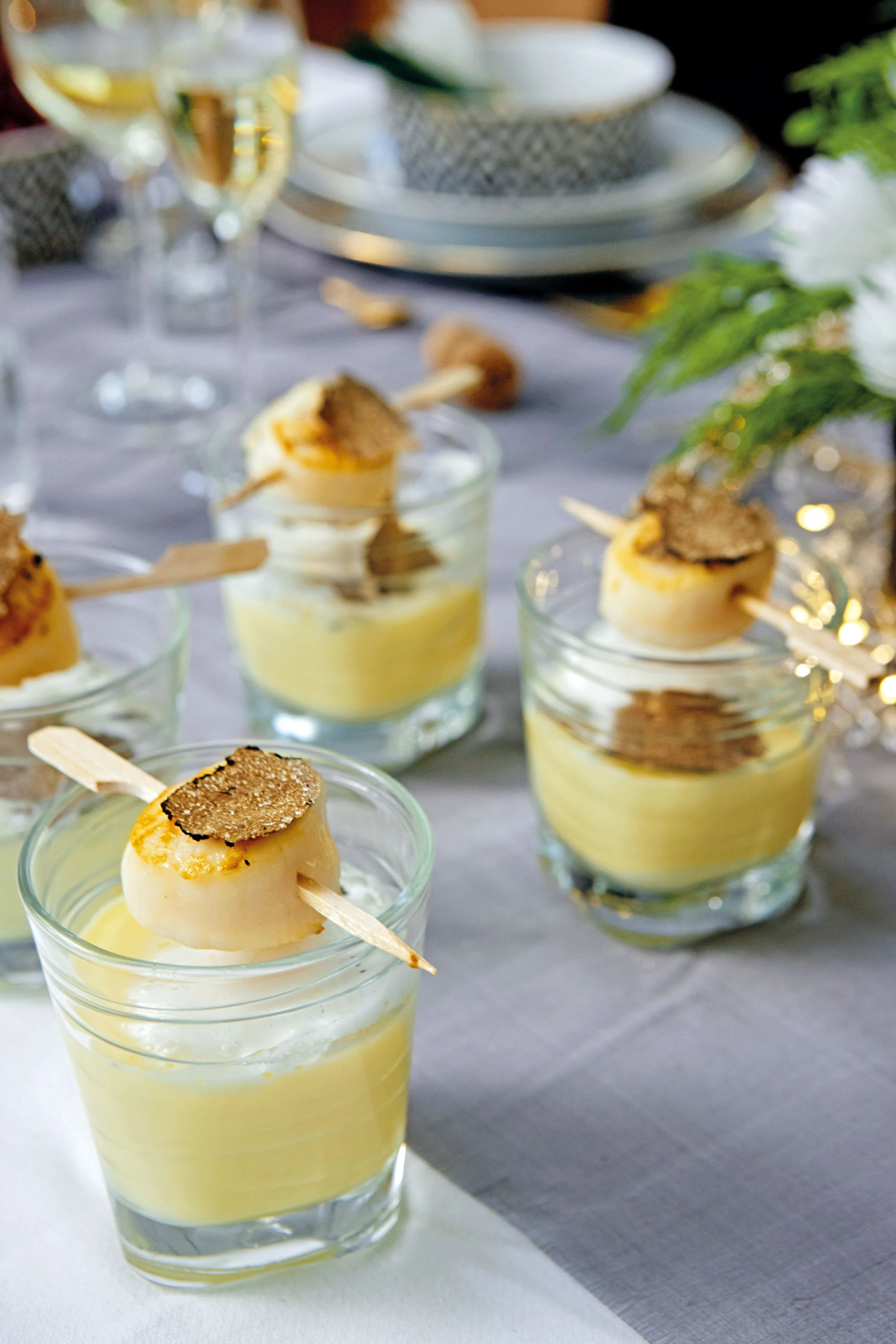 Erdäpfel-Pastinakensuppe mit Trüffel und Jakobsmuscheln