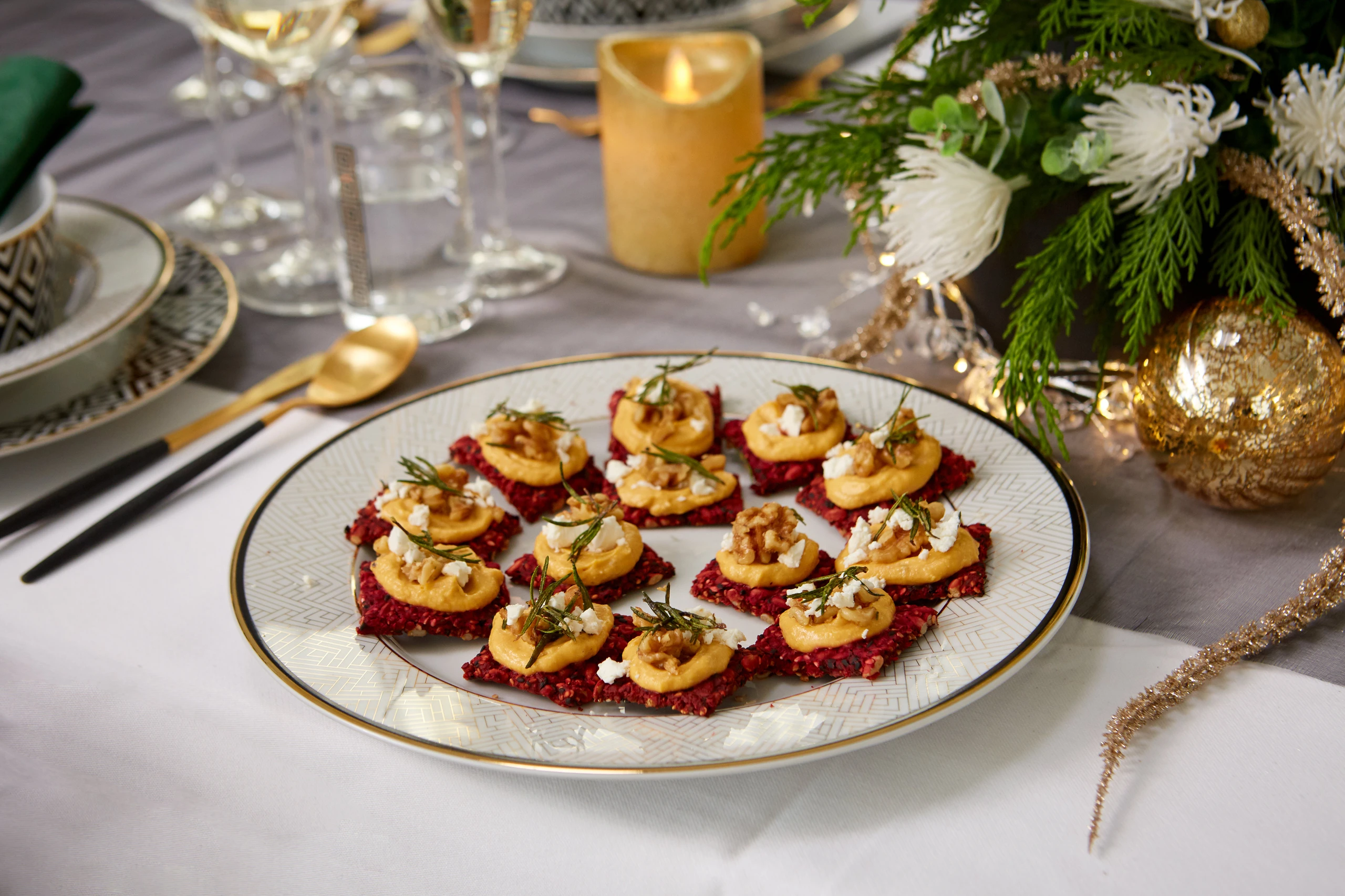 Rote-Rüben-Knäckebrot mit Kürbis-Feta