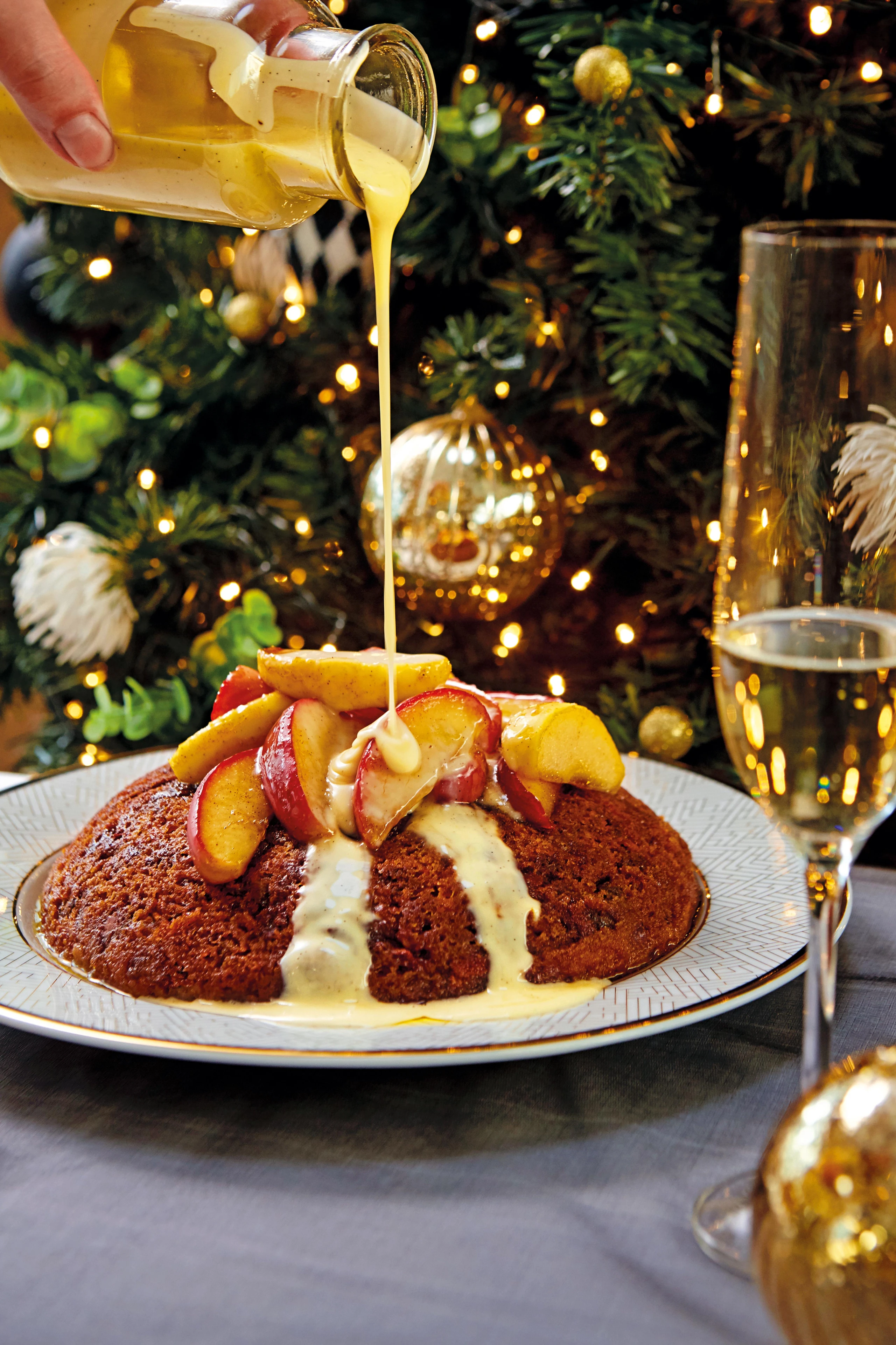 Gedämpfter Kuchen mit Schokostückchen und Apfelspalten