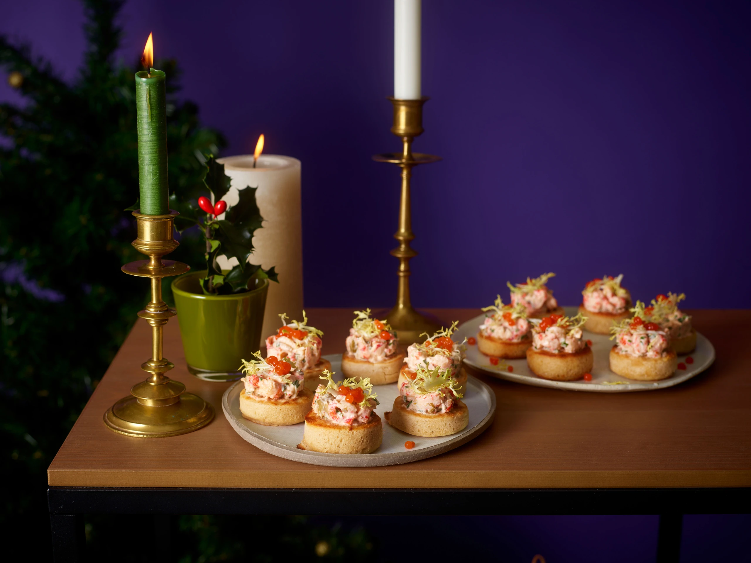 Crumpets mit Flusskrebs-Salat und Sriracha-Perlen