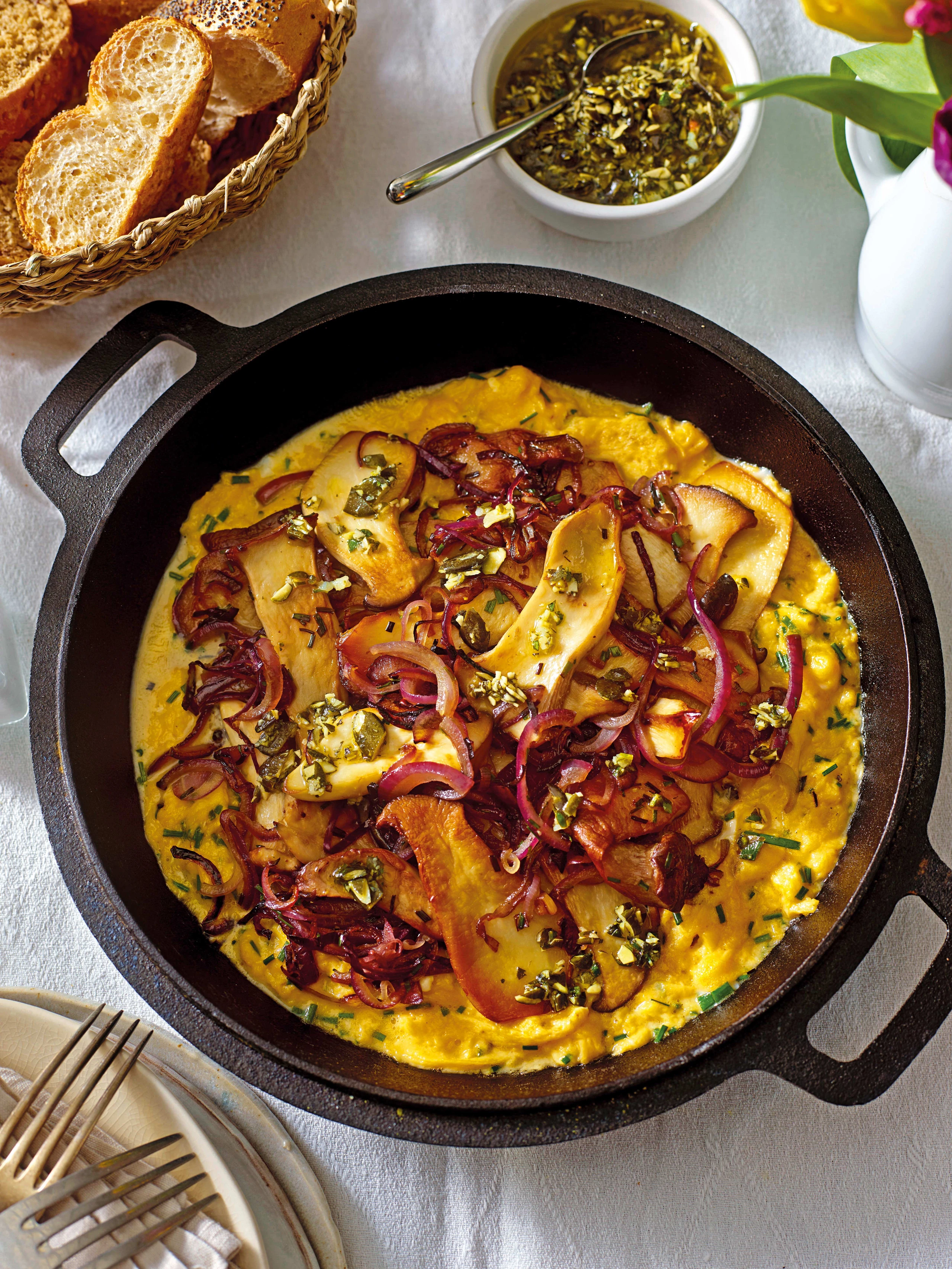 Eierpfandl mit Kräuterseitlingen und Kürbiskern-Gremolata
