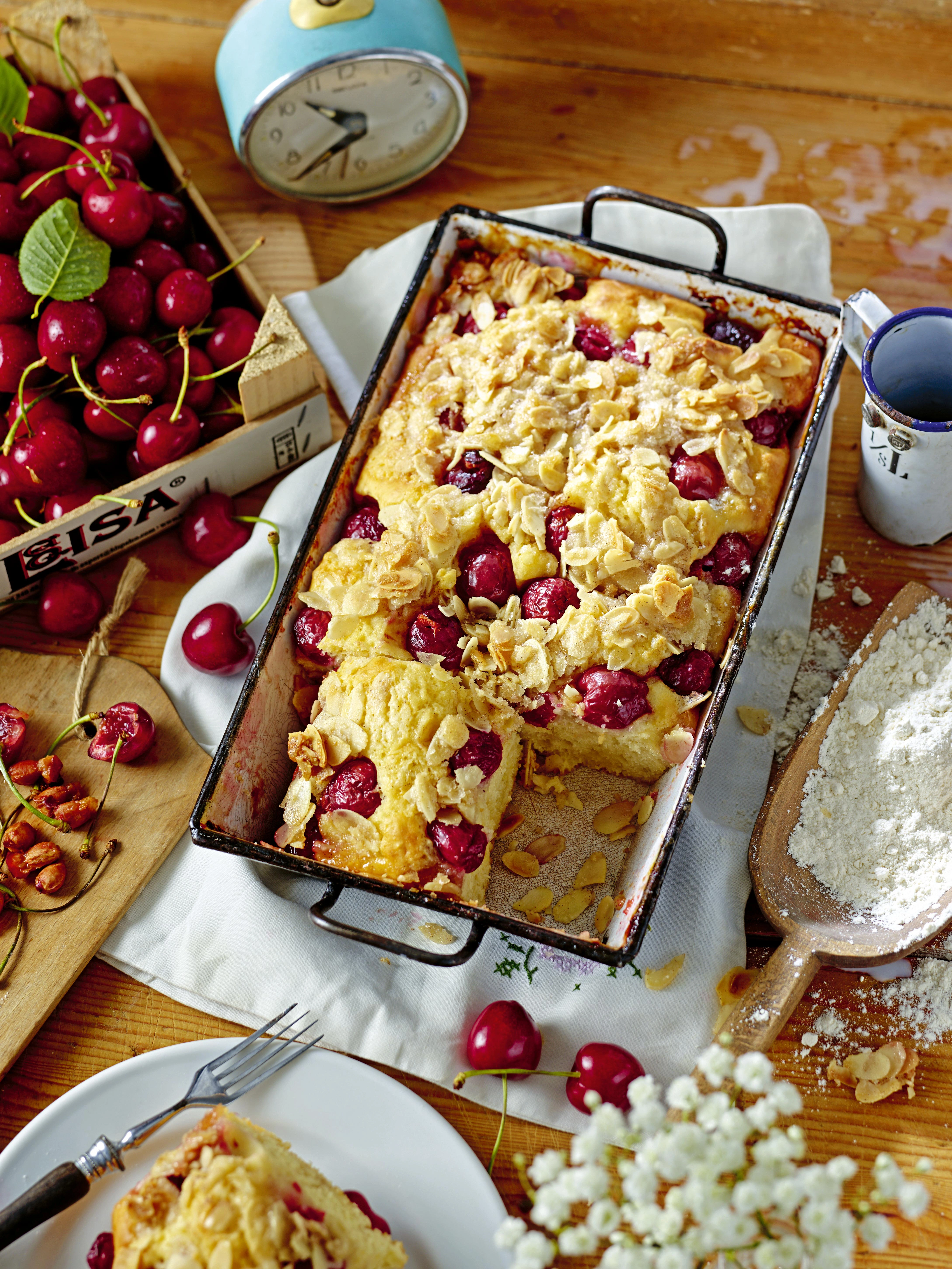 Buttermilch-Kirschkuchen mit Mandelkruste • Rezept Buttermilch-Kirschkuchen mit Mandelkruste • Rezept