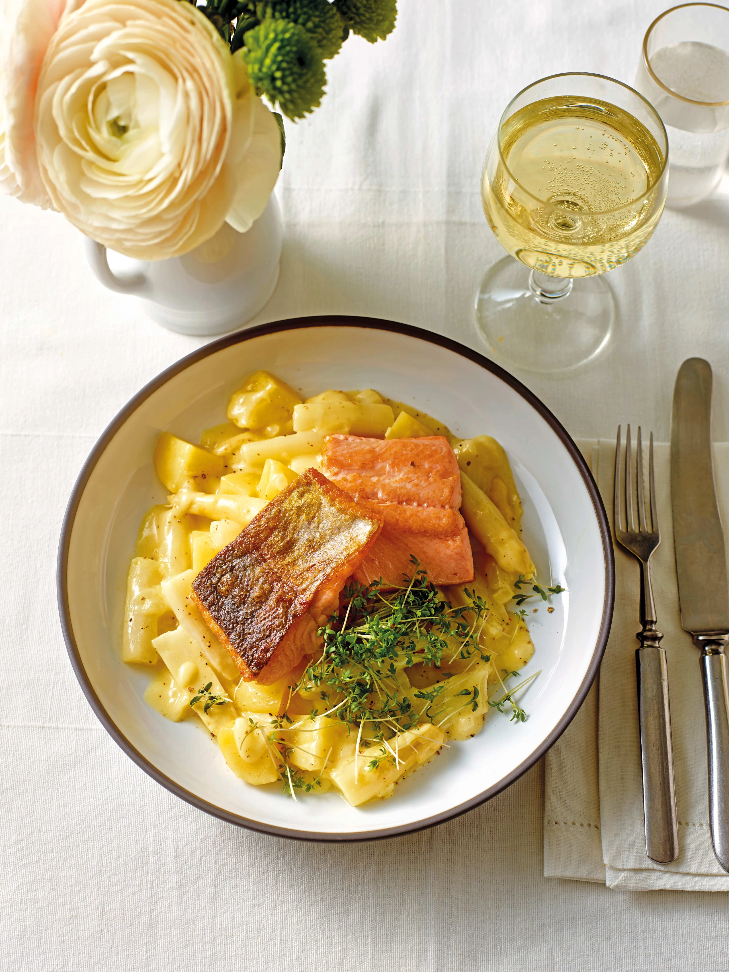 Spargelragout mit Lachsforelle