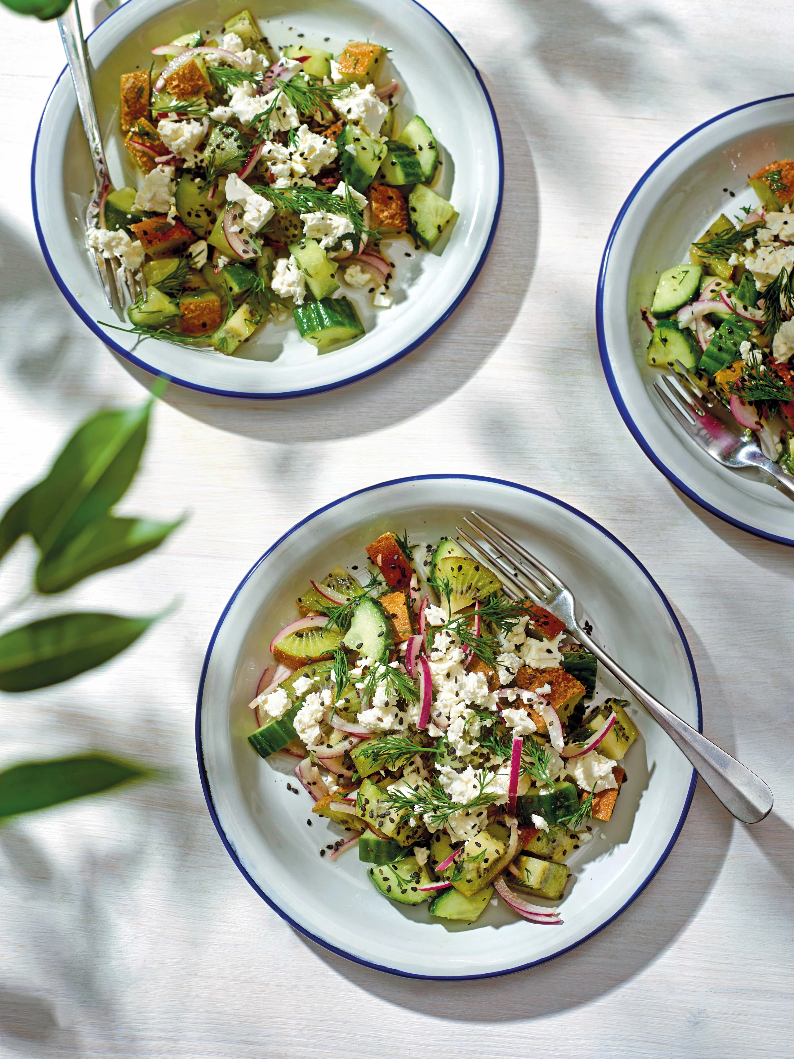 Kiwi-Feta-Salat mit Mandeldressing