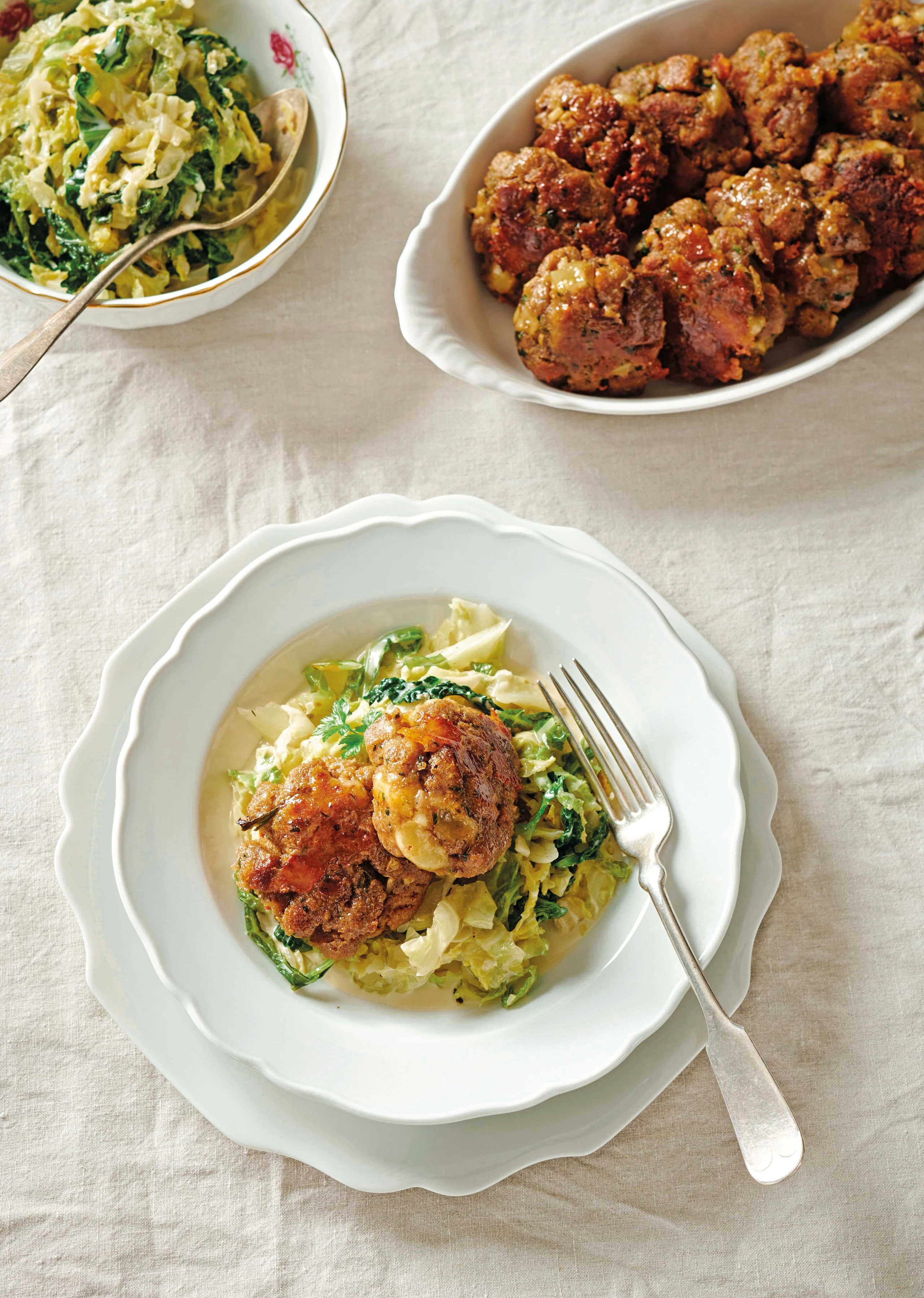 Schwarzbrotknödel mit Bergkäse auf Kohlgemüse