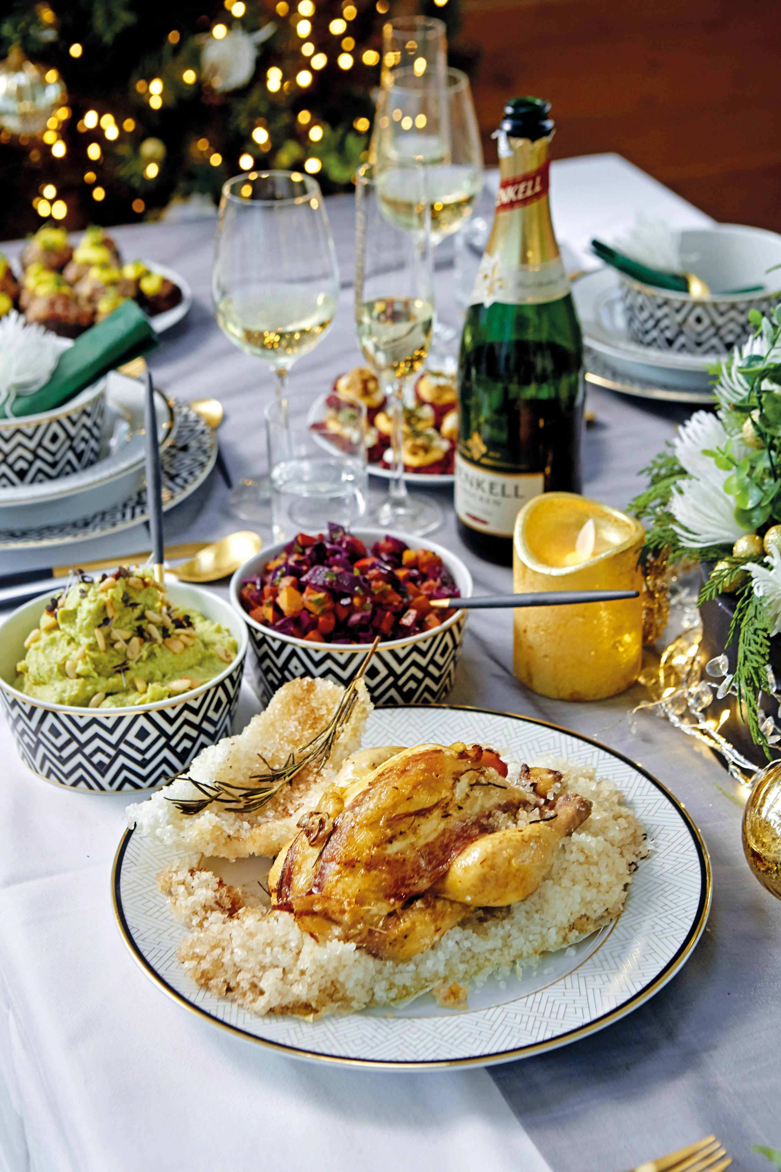 Stubenküken in der Salzkruste mit Rotkraut-Kürbissalat und Kohlsprossenpüree