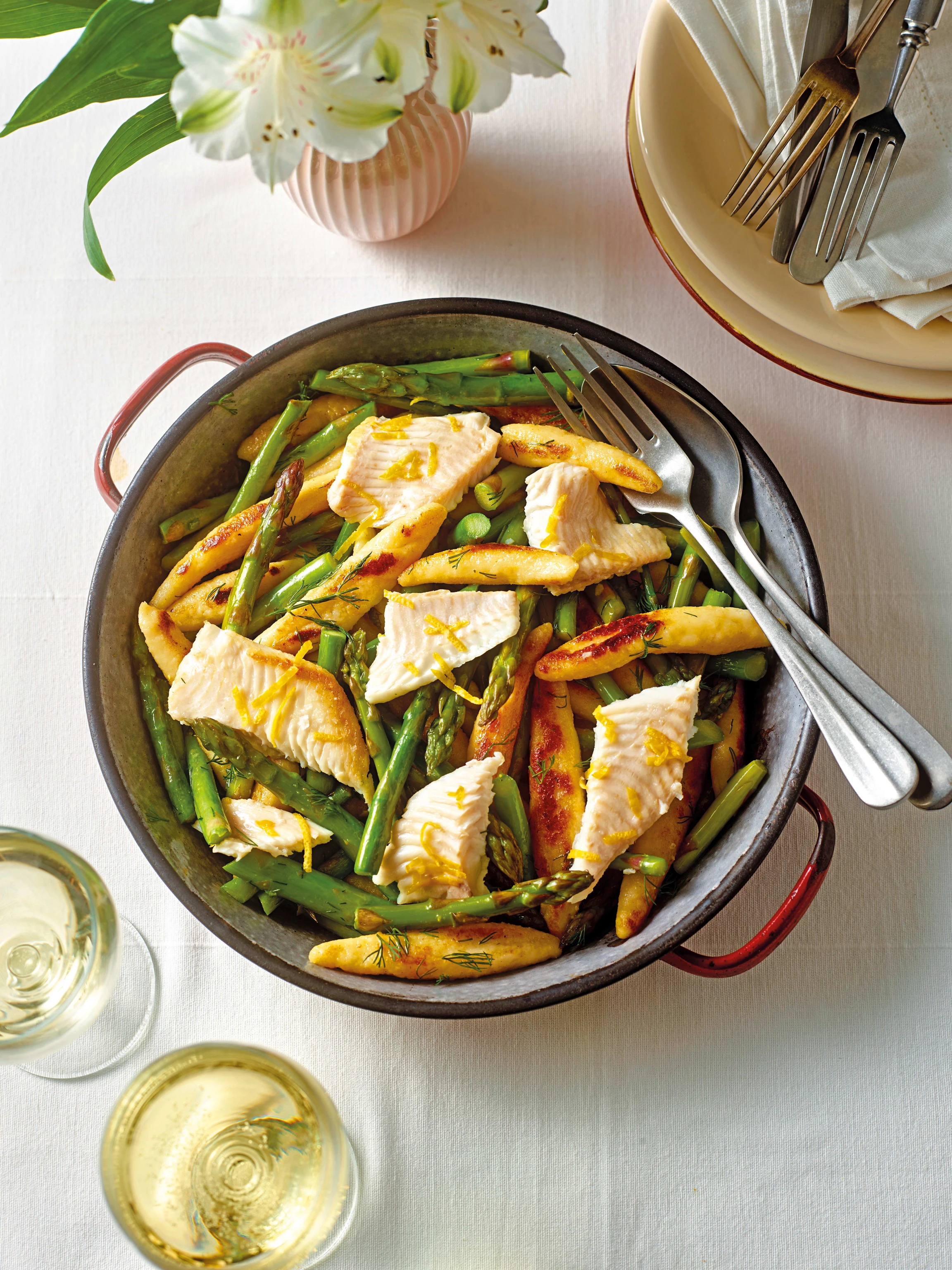 Spargelpfandl mit Schupfnudeln und Scholle