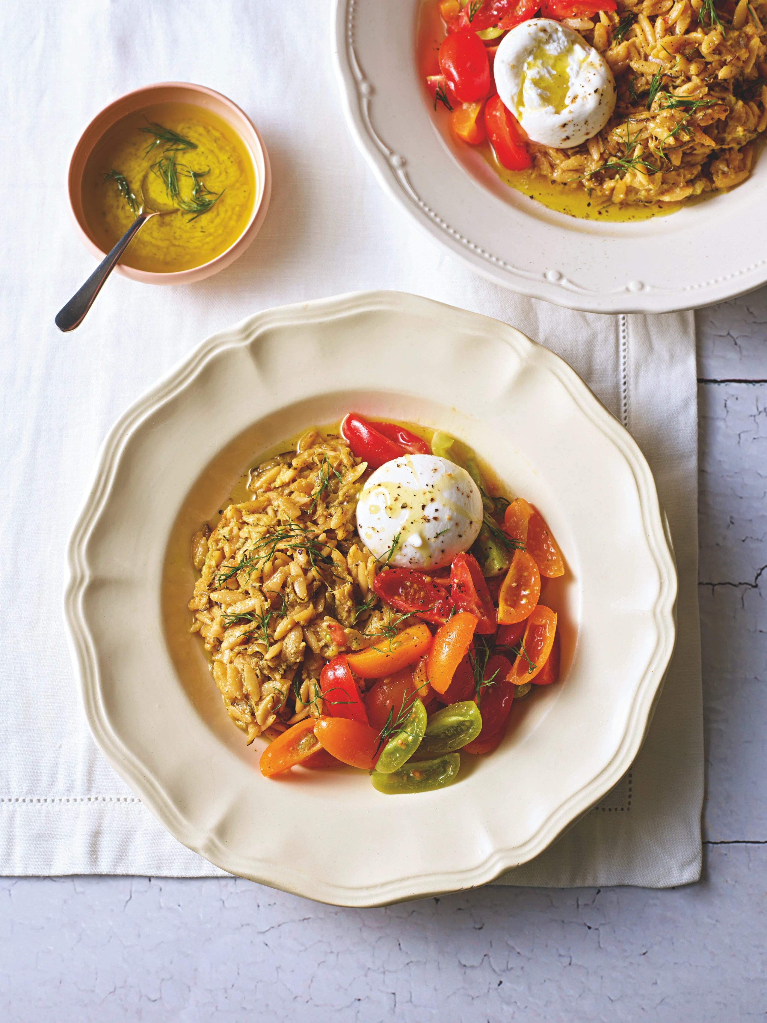 Zitronige Zucchini-Dillpasta mit Burrata