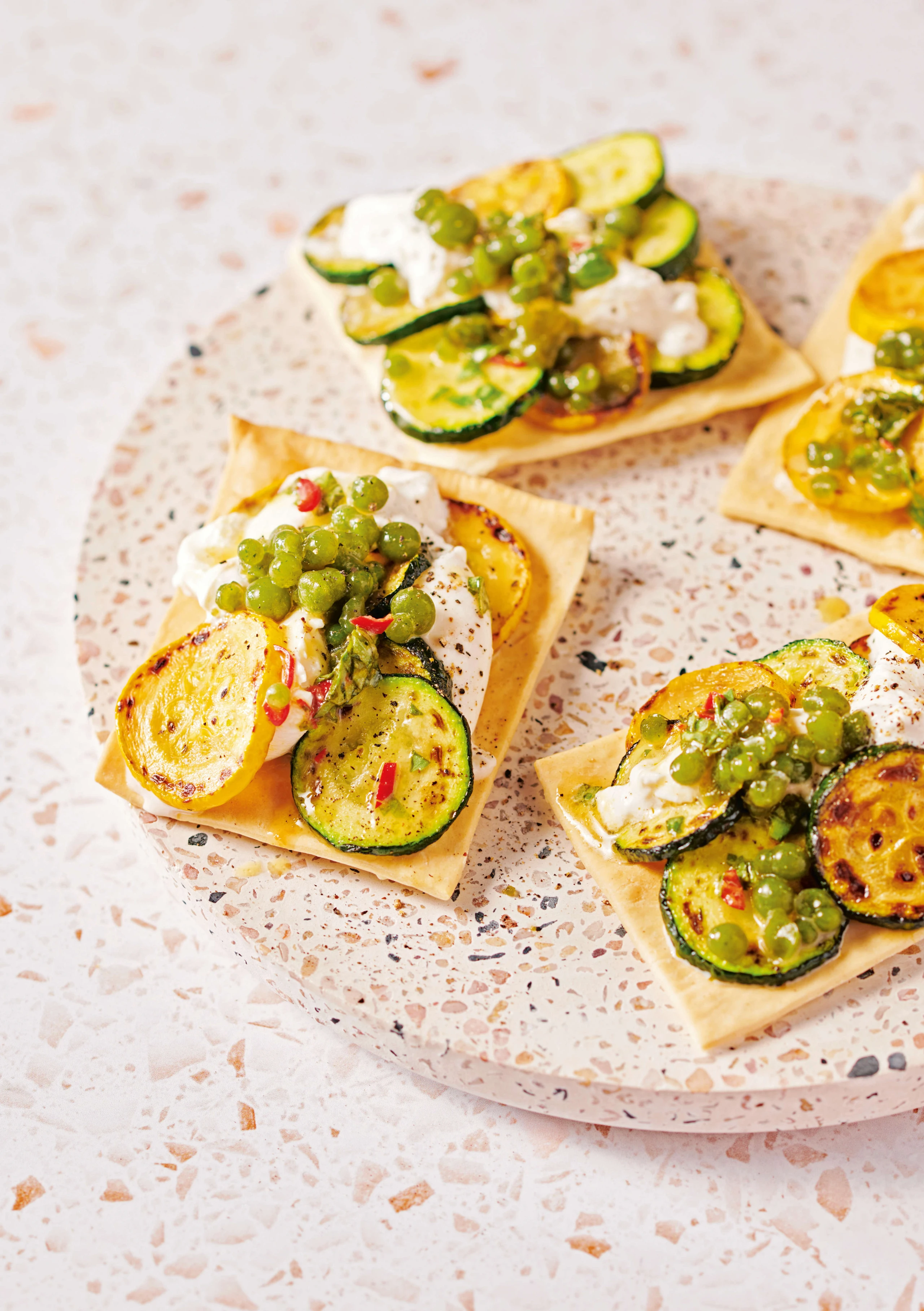 Tostadas mit gebratenen Zucchini und Burrata