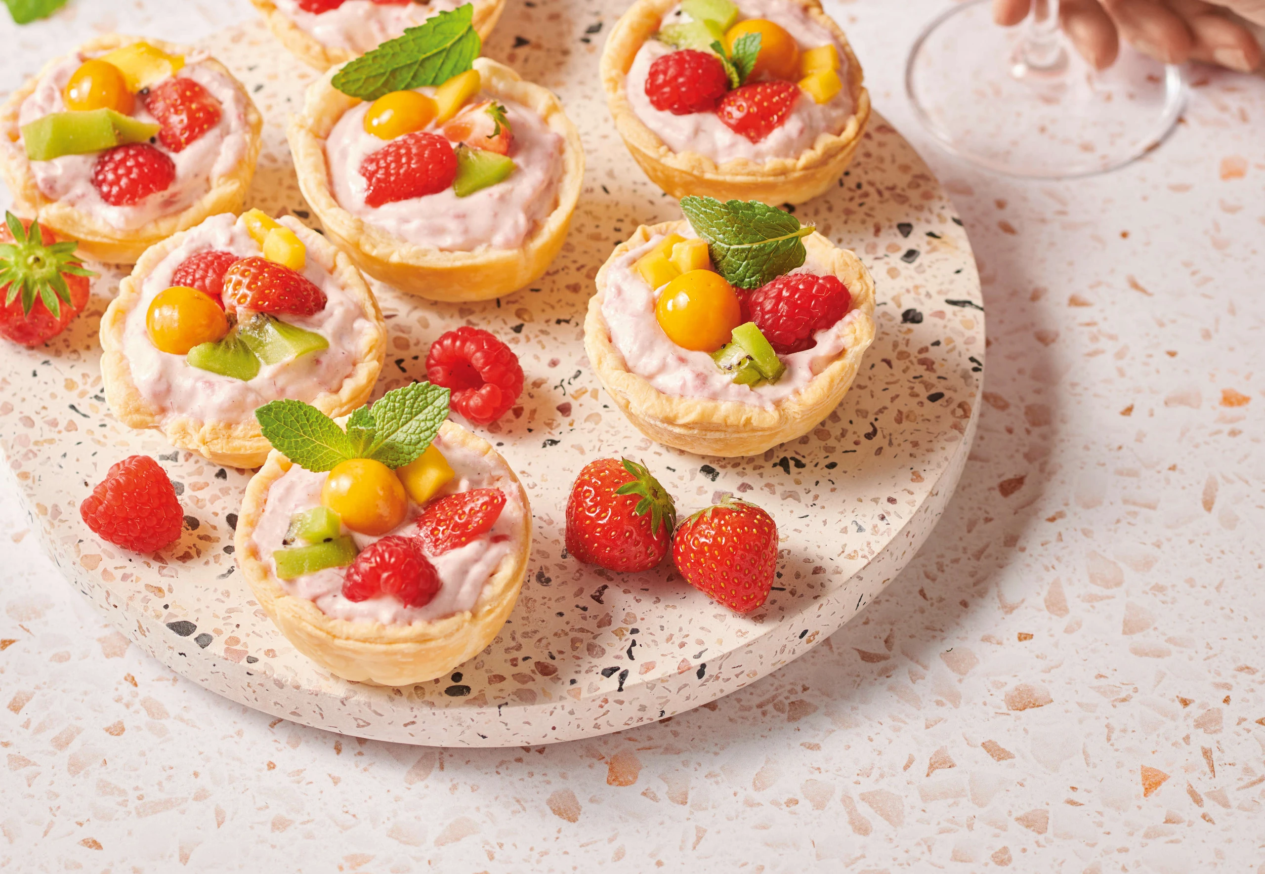 © GUSTO / Barbara Eidler-Ster Blätterteig-Törtchen mit Himbeer-Sekt-Creme