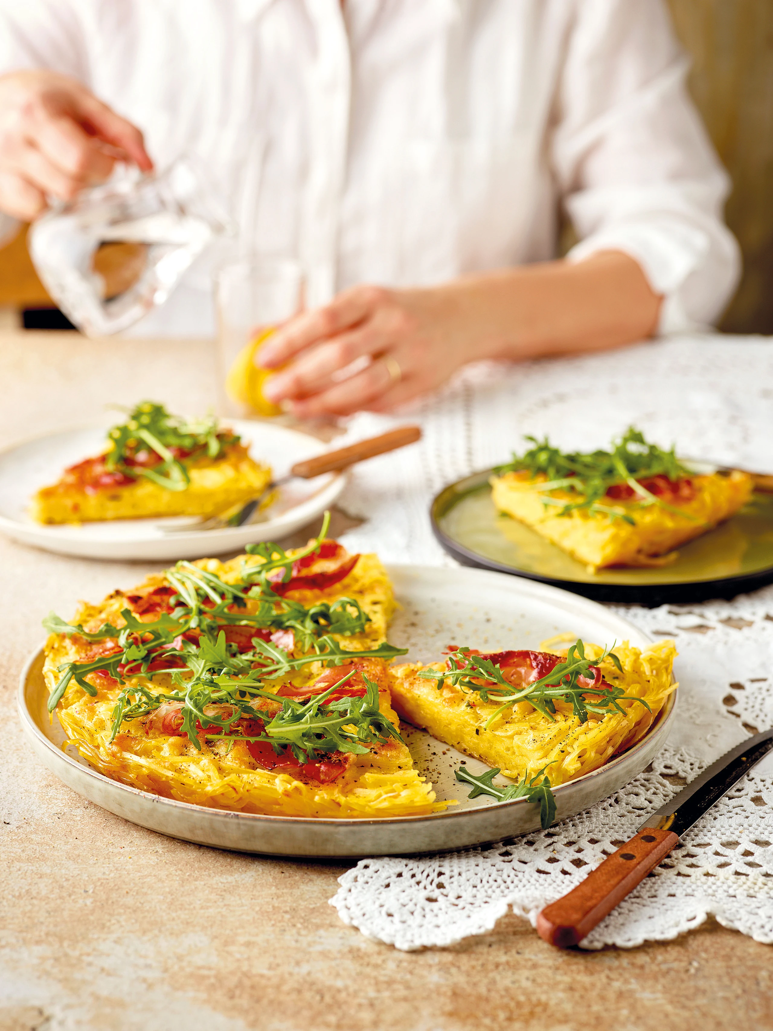 Nudelrösti mit Käse, Speck und Rucola