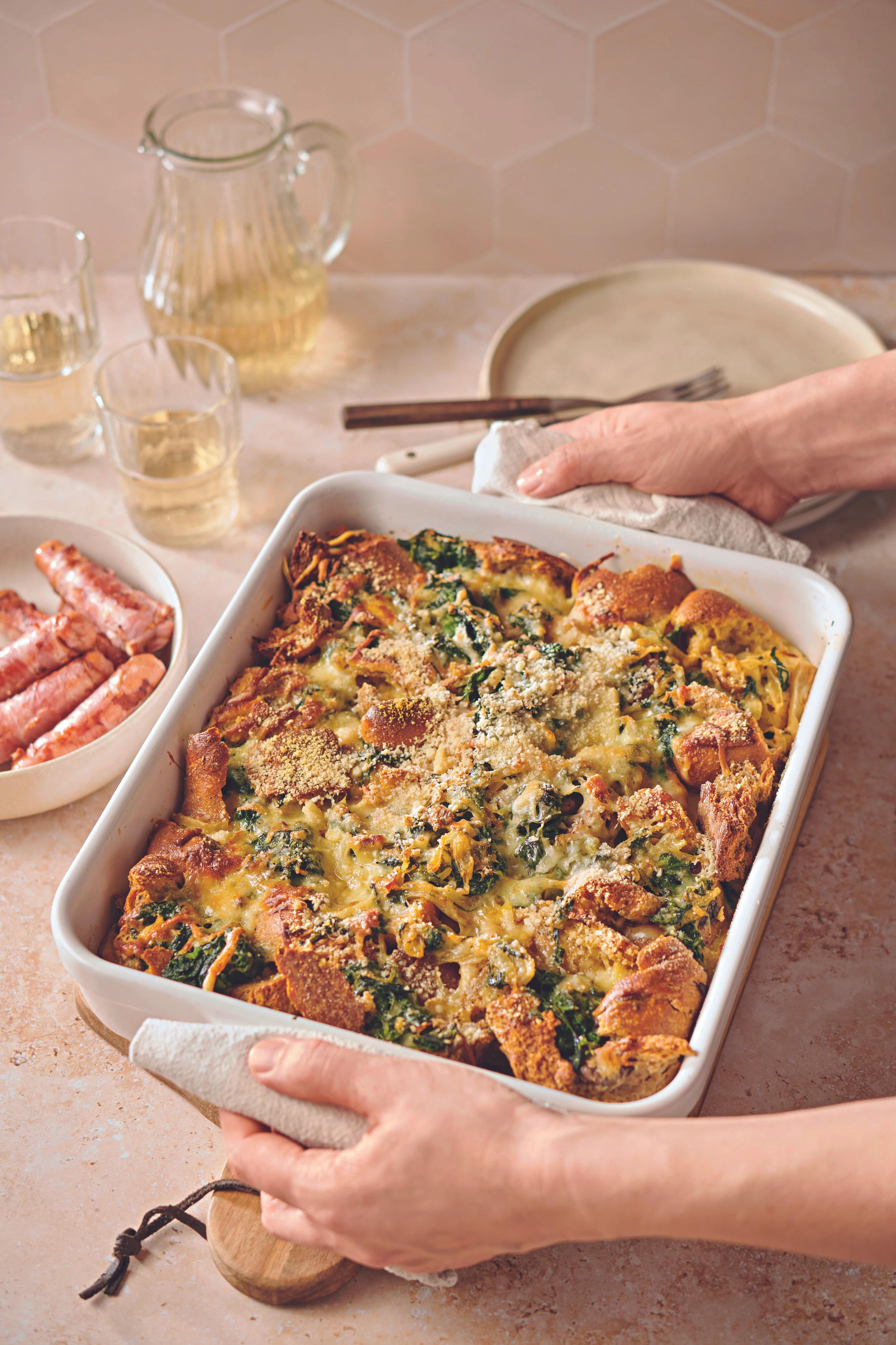 Spinat-Gruyère-Strata mit Mini-Würsteln