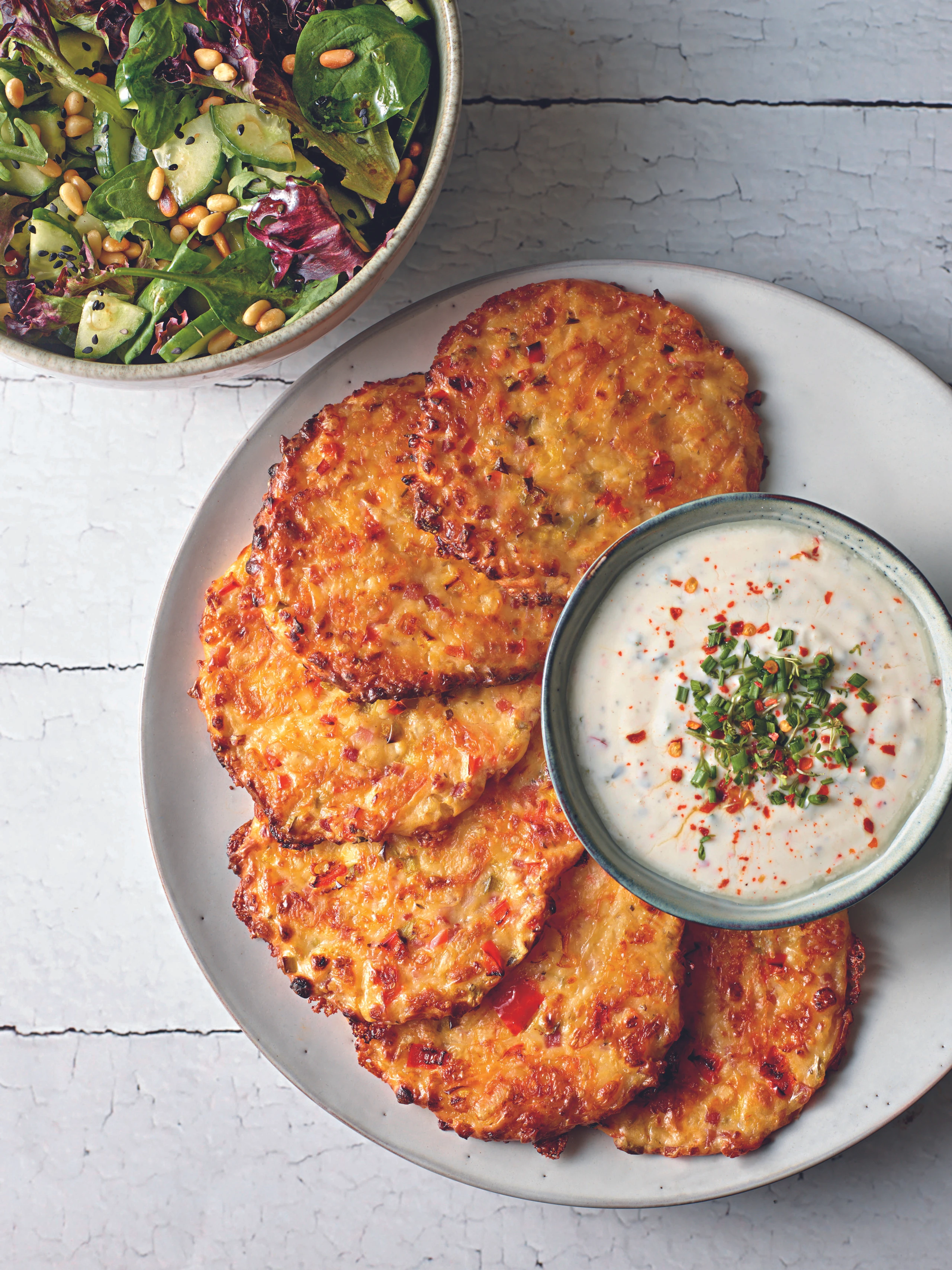 Käsetaler mit Joghurt-Kresse-Dip