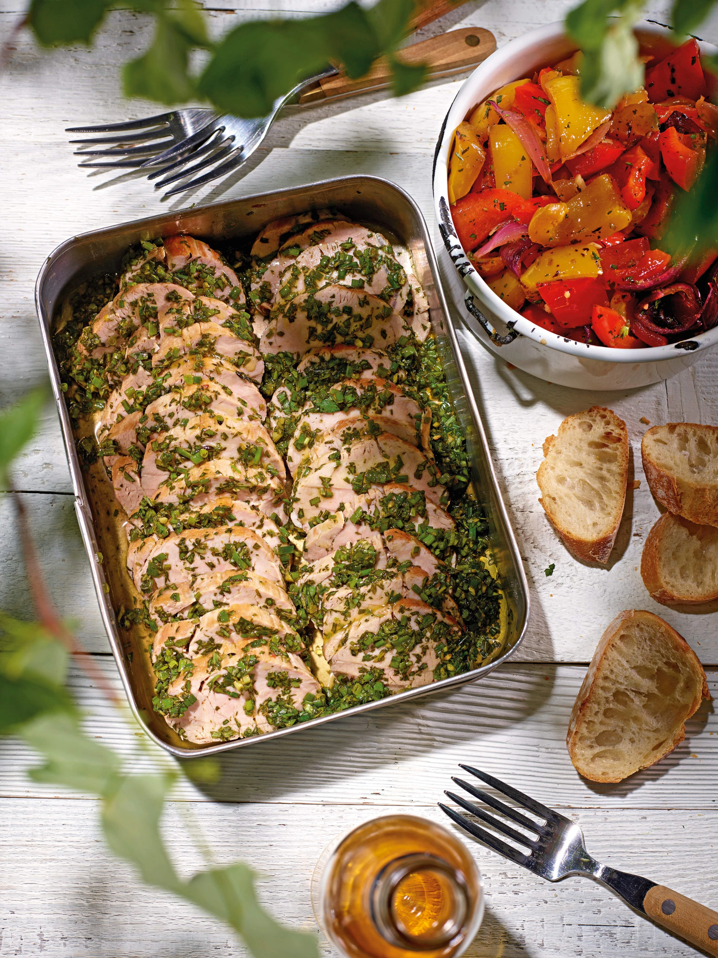 Schweinsfilet mit Salsa Verde und Paprikagemüse