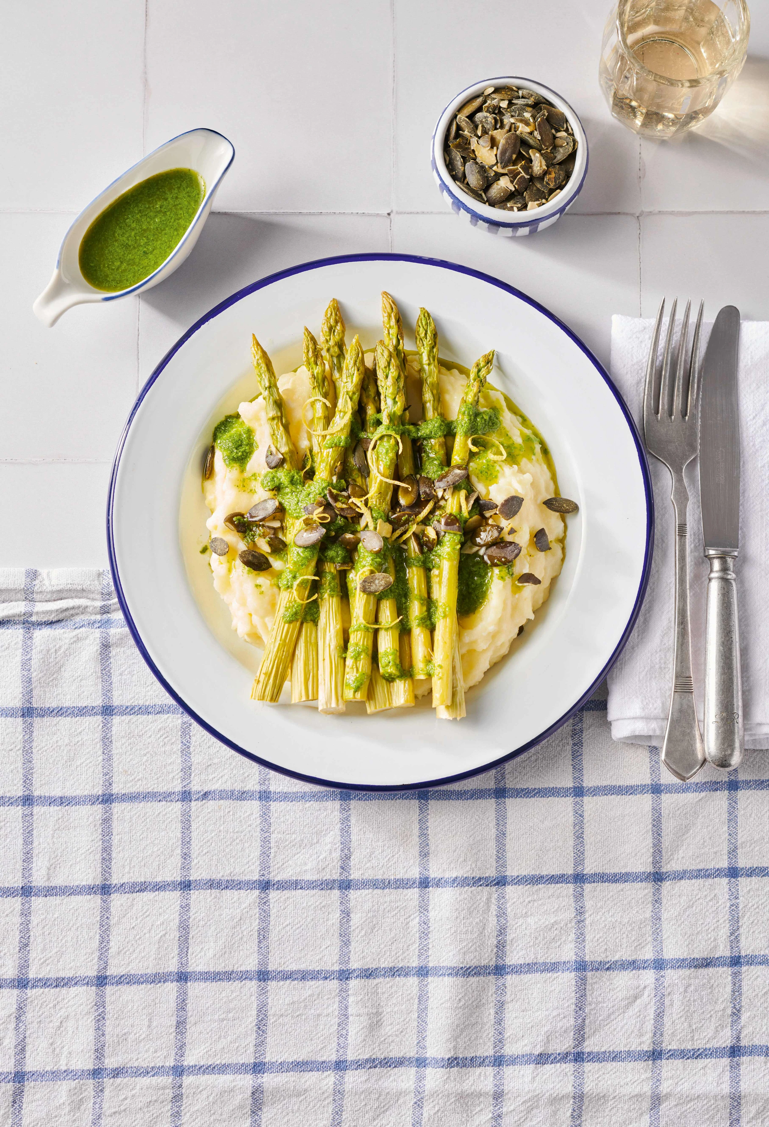 Kräuterspargel mit Erdäpfelcreme