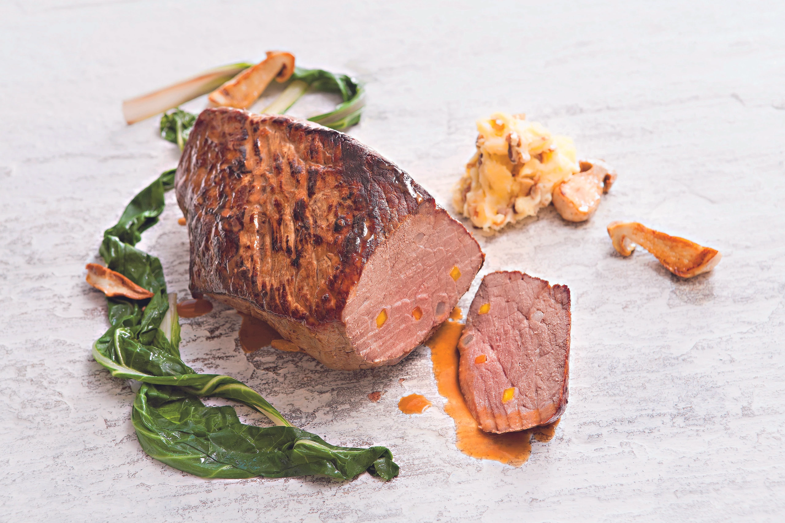 Gespickter Rindsbraten mit Mangold und Steinpilzpüree